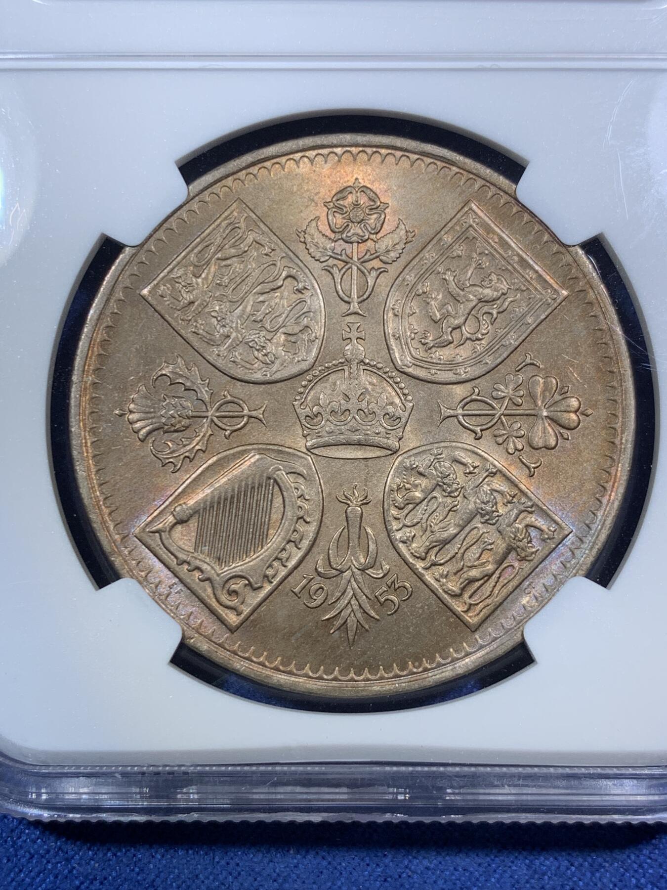 《竞宝斋》第295场- 周日，周一  2场连拍 （全场包邮） NGC MS65 1953 英国 登基克朗 大热品种 65分顶级品相 两面转光 并且都有漂亮的金色包浆