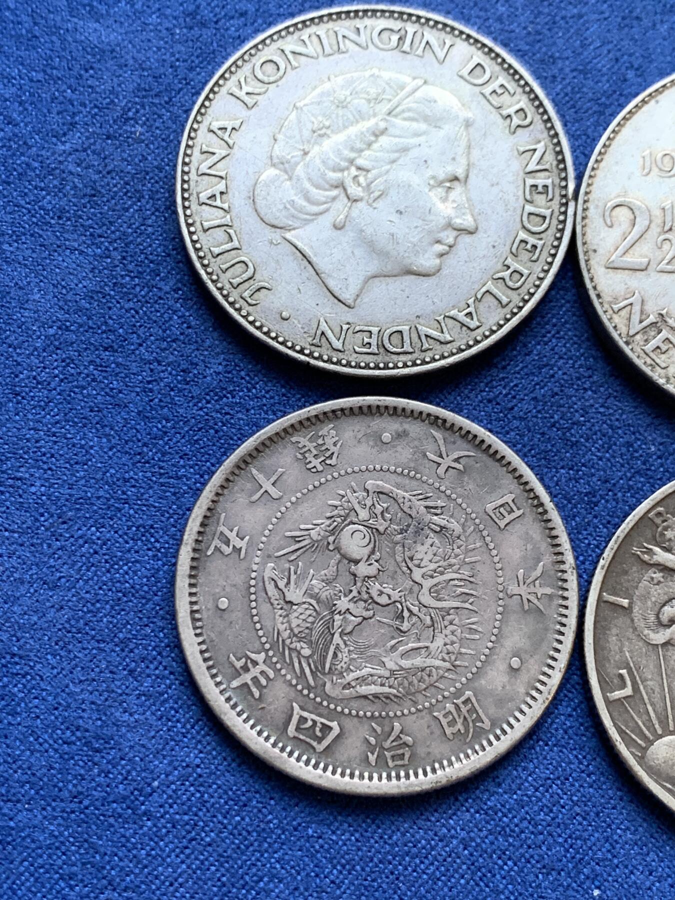 《竞宝斋》第295场- 周日，周一  2场连拍 （全场包邮） 4枚一组 荷兰朱莉安娜女王2.5盾银币两枚+美国1945年行走女神50美分银币一枚+明治四年日本龙五十钱银币一枚