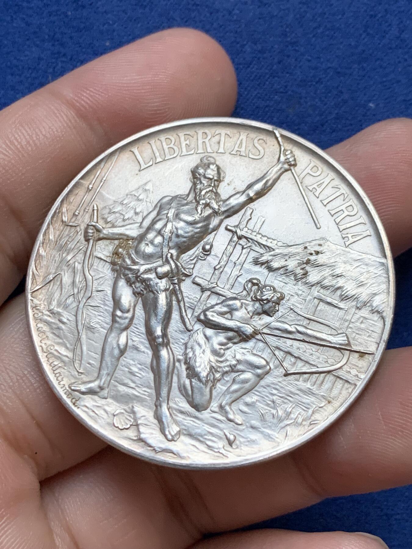 《竞宝斋》第295场- 周日，周一  2场连拍 （全场包邮） JACOT-GUILLARMOD 1899年瑞士沃州射击节银章 直径45mm 重量39g 品种罕见 高点和底光极好！ 边有一小磕