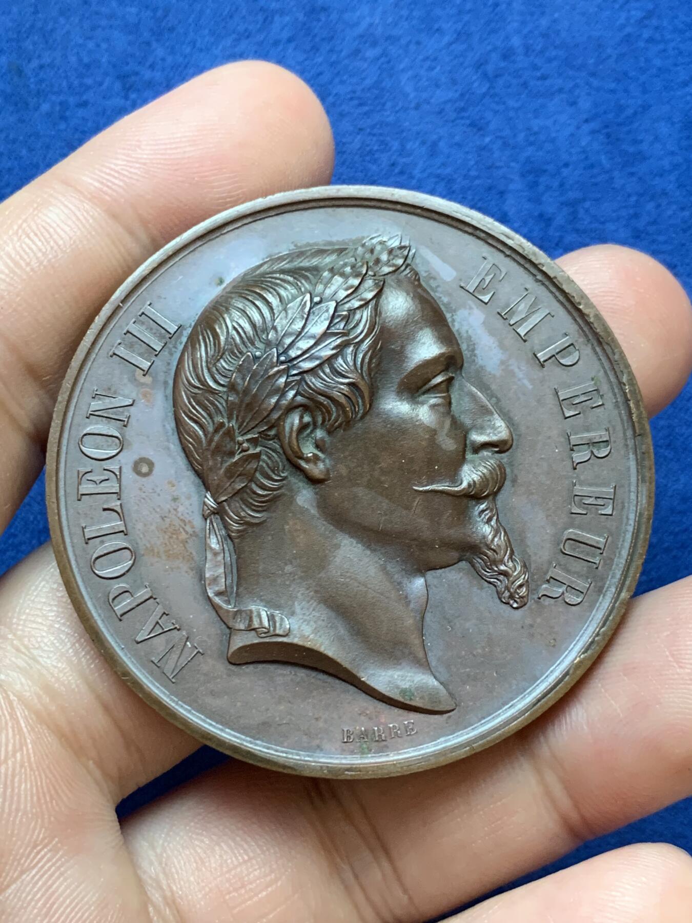 《竞宝斋》第295场- 周日，周一  2场连拍 （全场包邮） 1868年法国拿破仑三世音乐题材大铜章 直径50.5mm 重量56.1克 带原盒和老藏家标签！