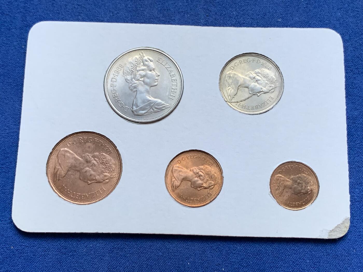 《竞宝斋》第295场- 周日，周一  2场连拍 （全场包邮） 英国套币5枚装 册装 细节见图