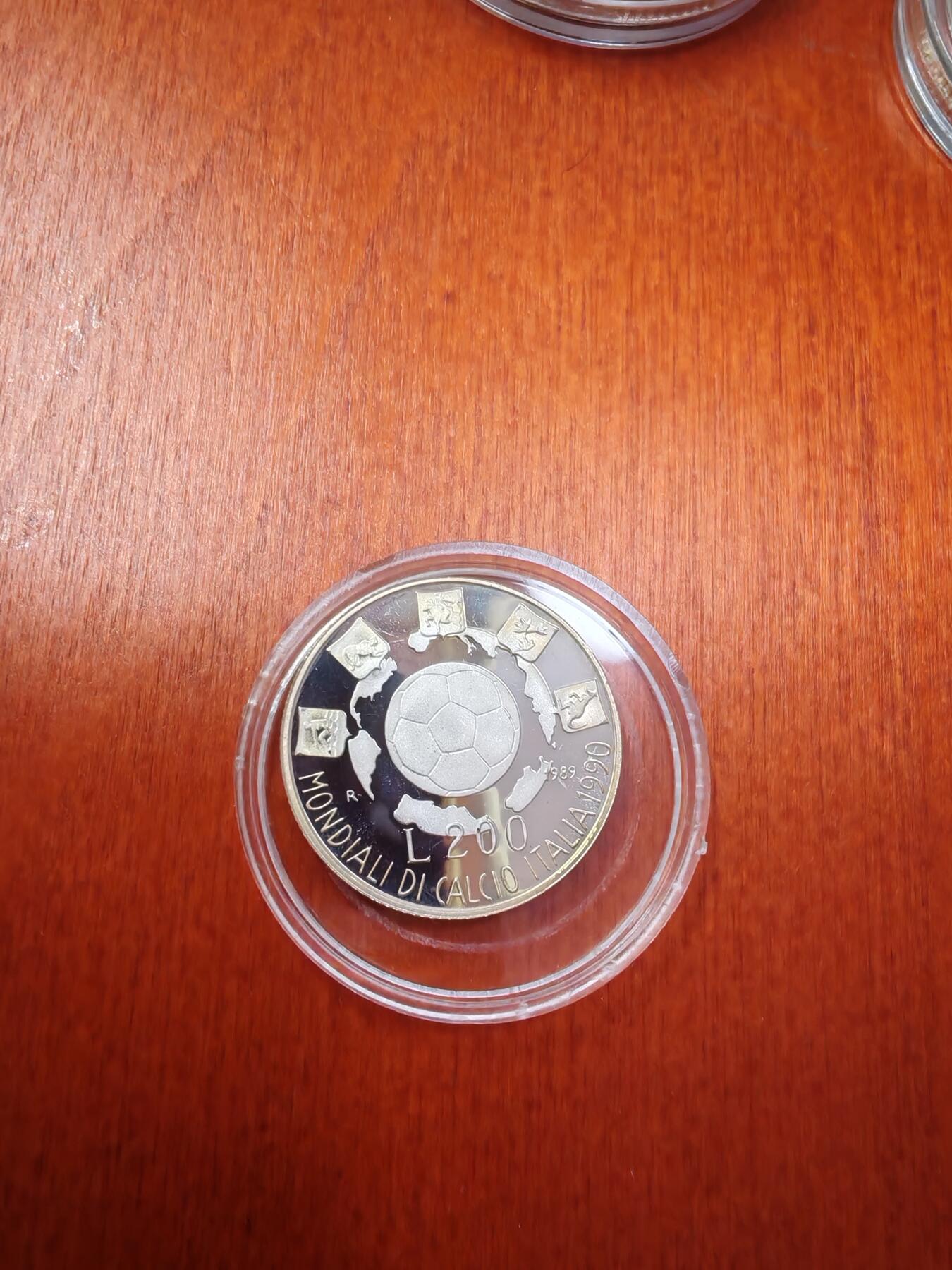 长老汇龙年精选第十九场拍卖 1989意大利世界杯200里拉精制银币，划痕是盒子上的