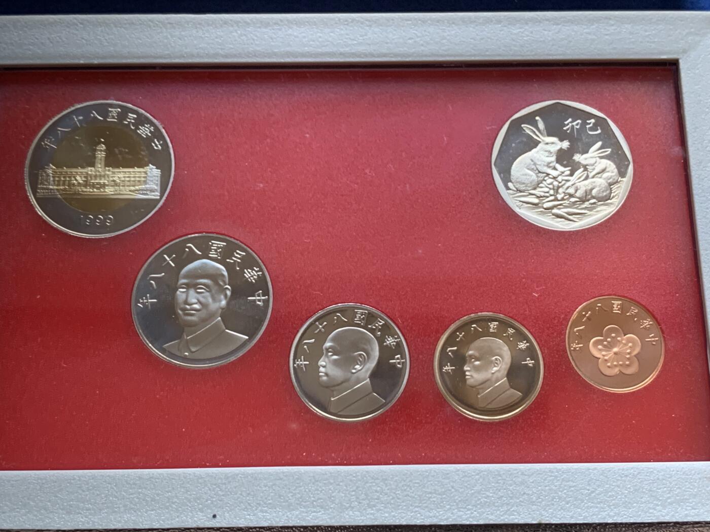 《竞宝斋》第295场- 周日，周一  2场连拍 （全场包邮） 两套一组 1998和1999 中国台湾 精制套币 包装齐全无氧化 均带有精制生肖章 收藏佳品