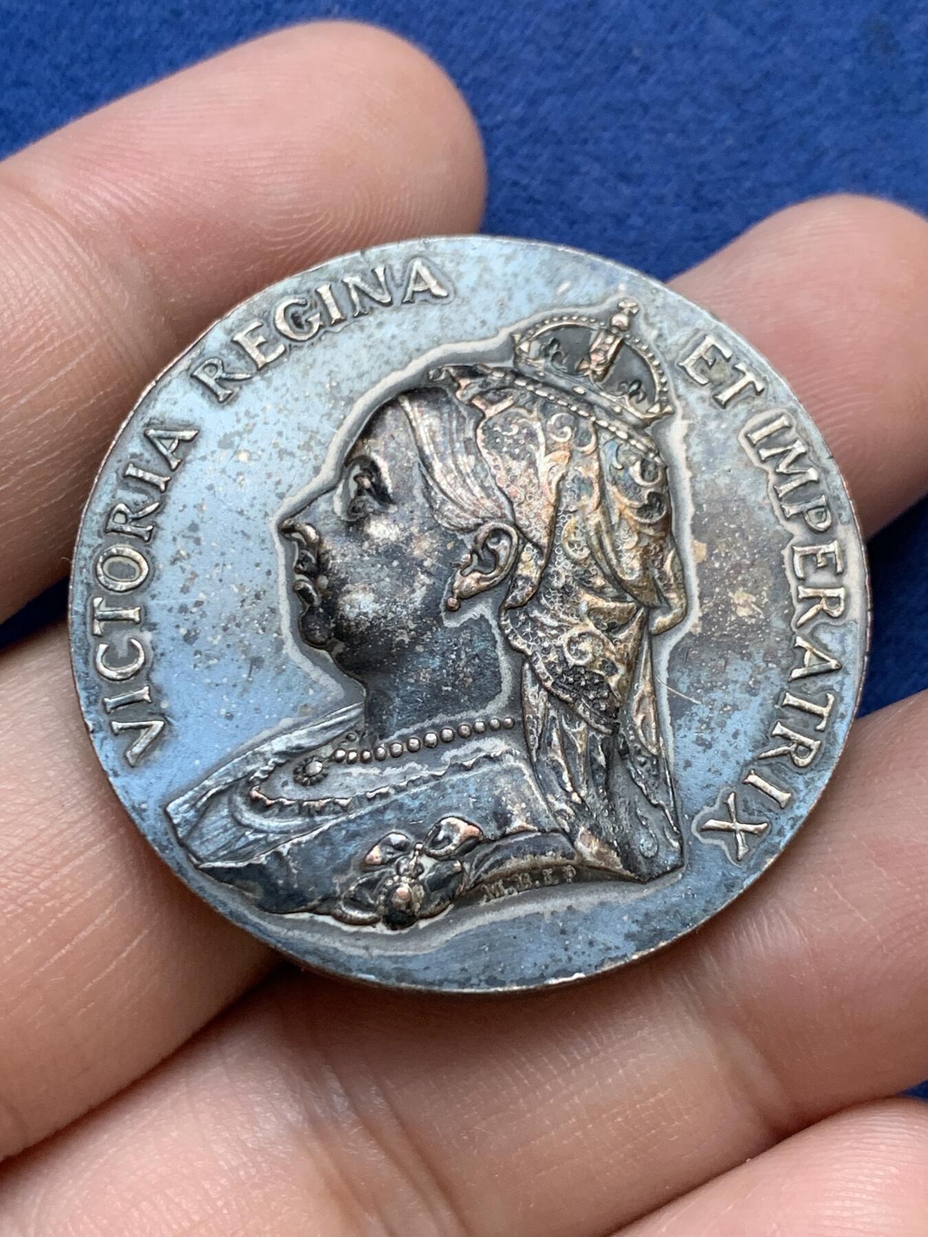 《竞宝斋》第295场- 周日，周一  2场连拍 （全场包邮） 1897年英国维多利亚加冕60周年纪念镀银铜章，黑脸老维 37.3mm 29.2克