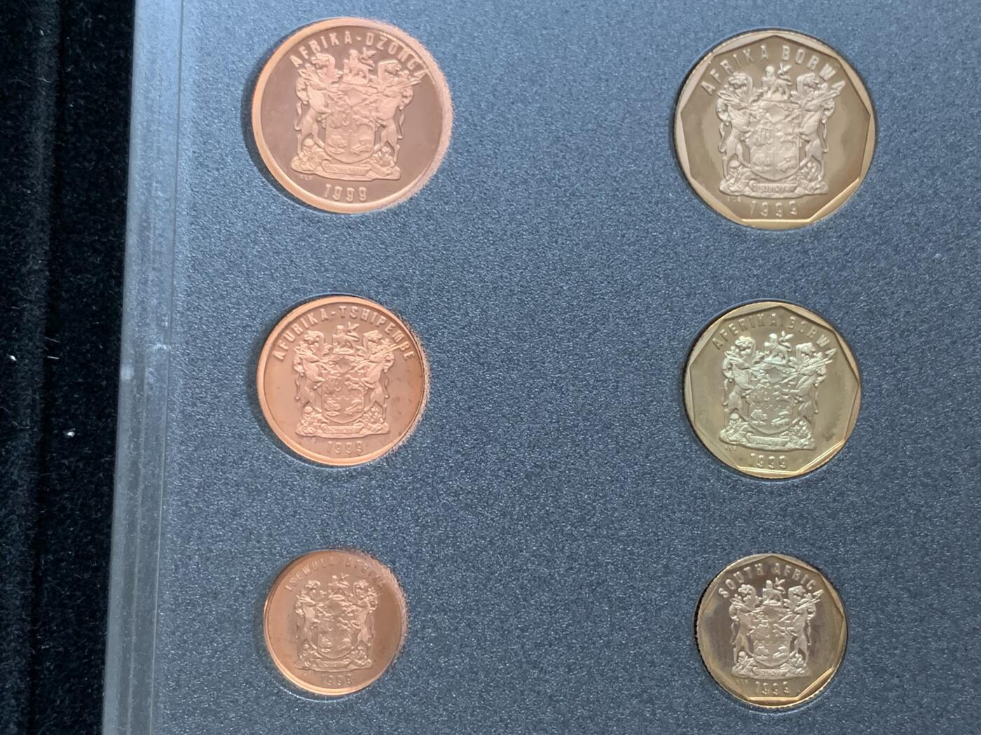 《竞宝斋》第295场- 周日，周一  2场连拍 （全场包邮） 1999 南非精制套币 豪华原装 全新无氧化 南非后期的精制套币非常少见