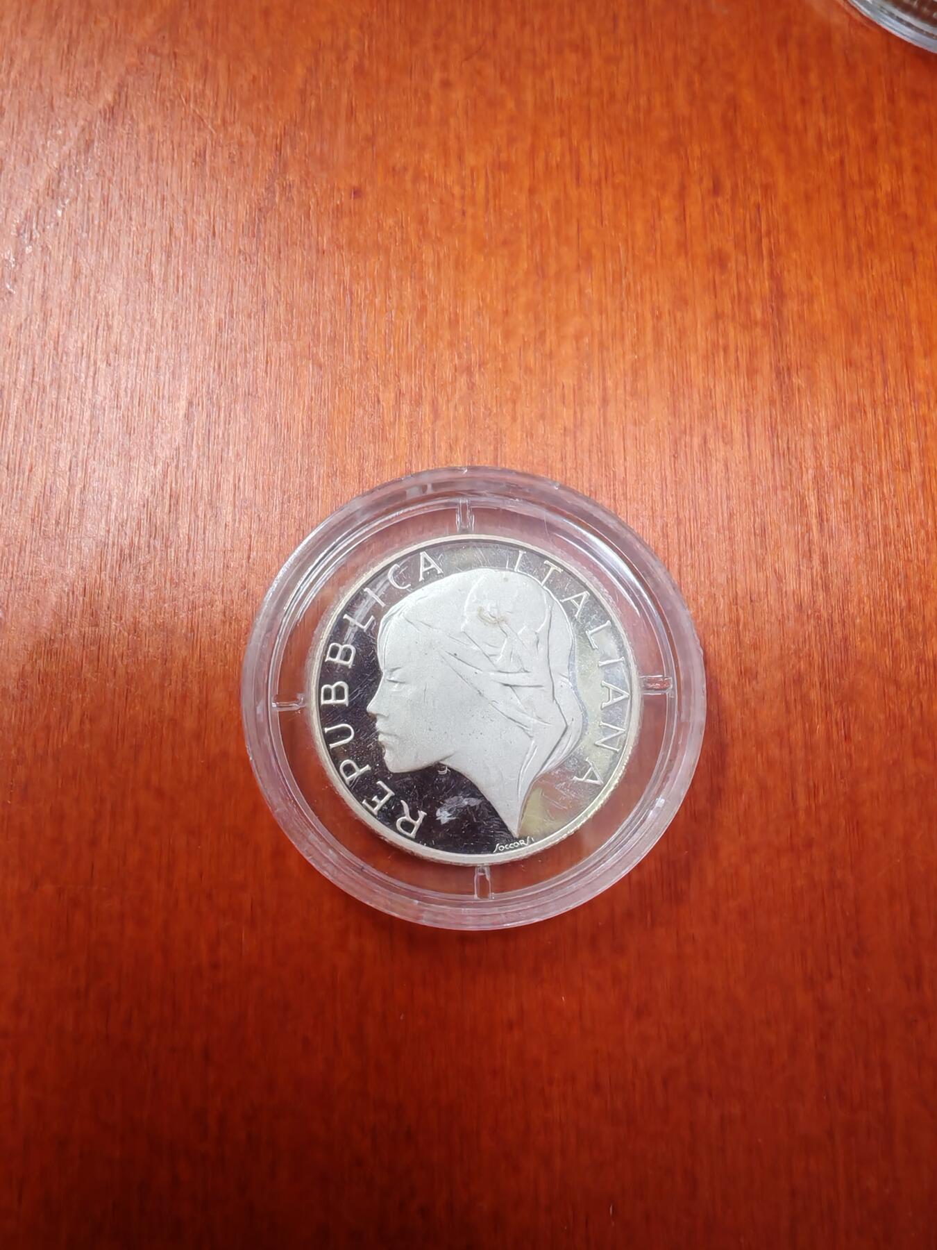 长老汇龙年精选第十九场拍卖 1989意大利世界杯200里拉精制银币，划痕是盒子上的
