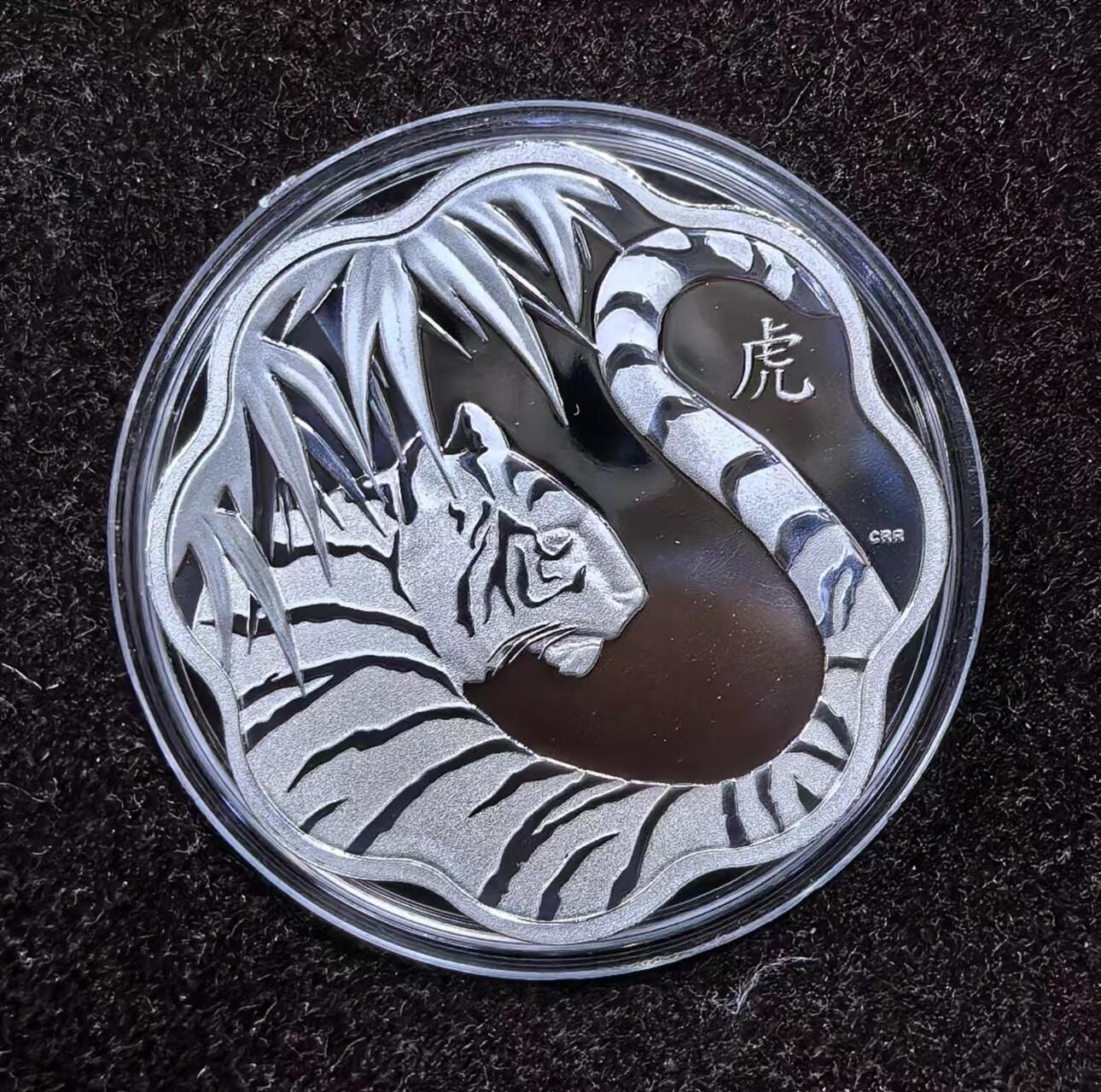 北京马甸外国币专卖微拍第124期，外国金银币专场，陆续上新，欢迎关注 漂亮的20120年加拿大梅花形生肖虎，盒证齐全，