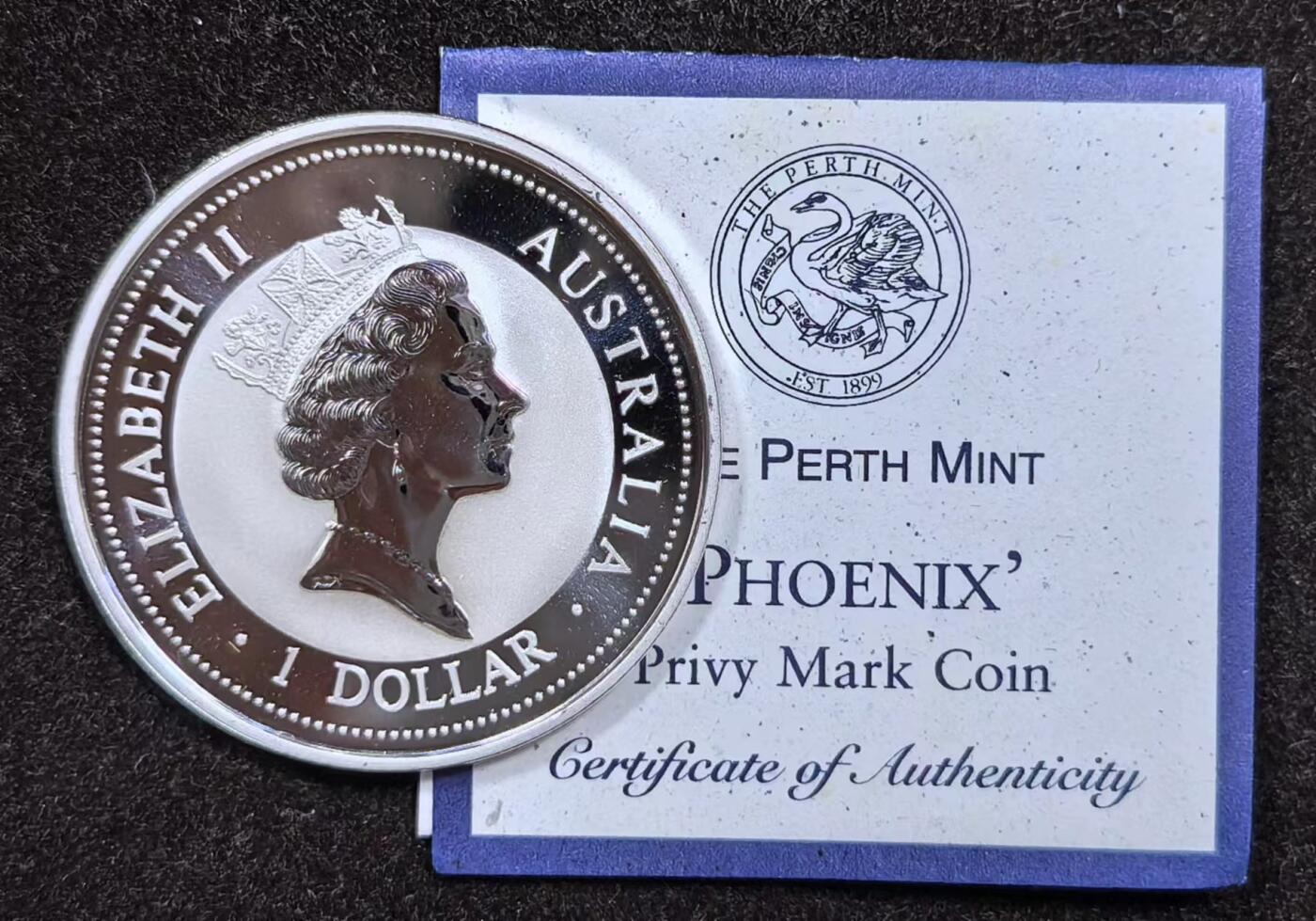 北京马甸外国币专卖微拍第124期，外国金银币专场，陆续上新，欢迎关注 1997年澳大利亚发行镶金龙凤翠鸟银币一对，龙凤呈祥像征着生活美满幸福如意，澳大利亚一共发行了95，96，67年三个年份的镶金翠鸟市面上常见，只有这对龙凤翠鸟非常稀少。