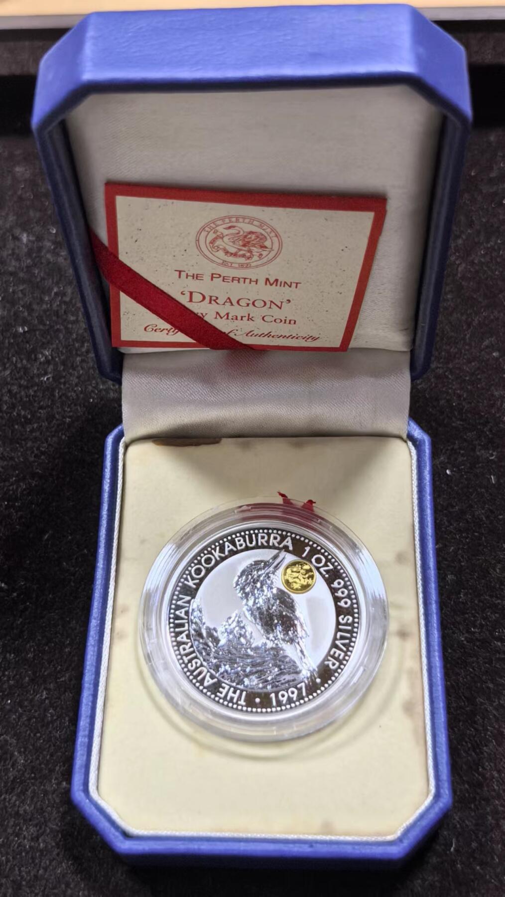 北京马甸外国币专卖微拍第124期，外国金银币专场，陆续上新，欢迎关注 1997年澳大利亚发行镶金龙凤翠鸟银币一对，龙凤呈祥像征着生活美满幸福如意，澳大利亚一共发行了95，96，67年三个年份的镶金翠鸟市面上常见，只有这对龙凤翠鸟非常稀少。