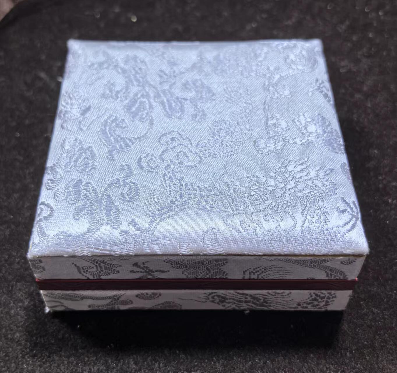 北京马甸外国币专卖微拍第124期，外国金银币专场，陆续上新，欢迎关注 漂亮的20120年加拿大梅花形生肖虎，盒证齐全，