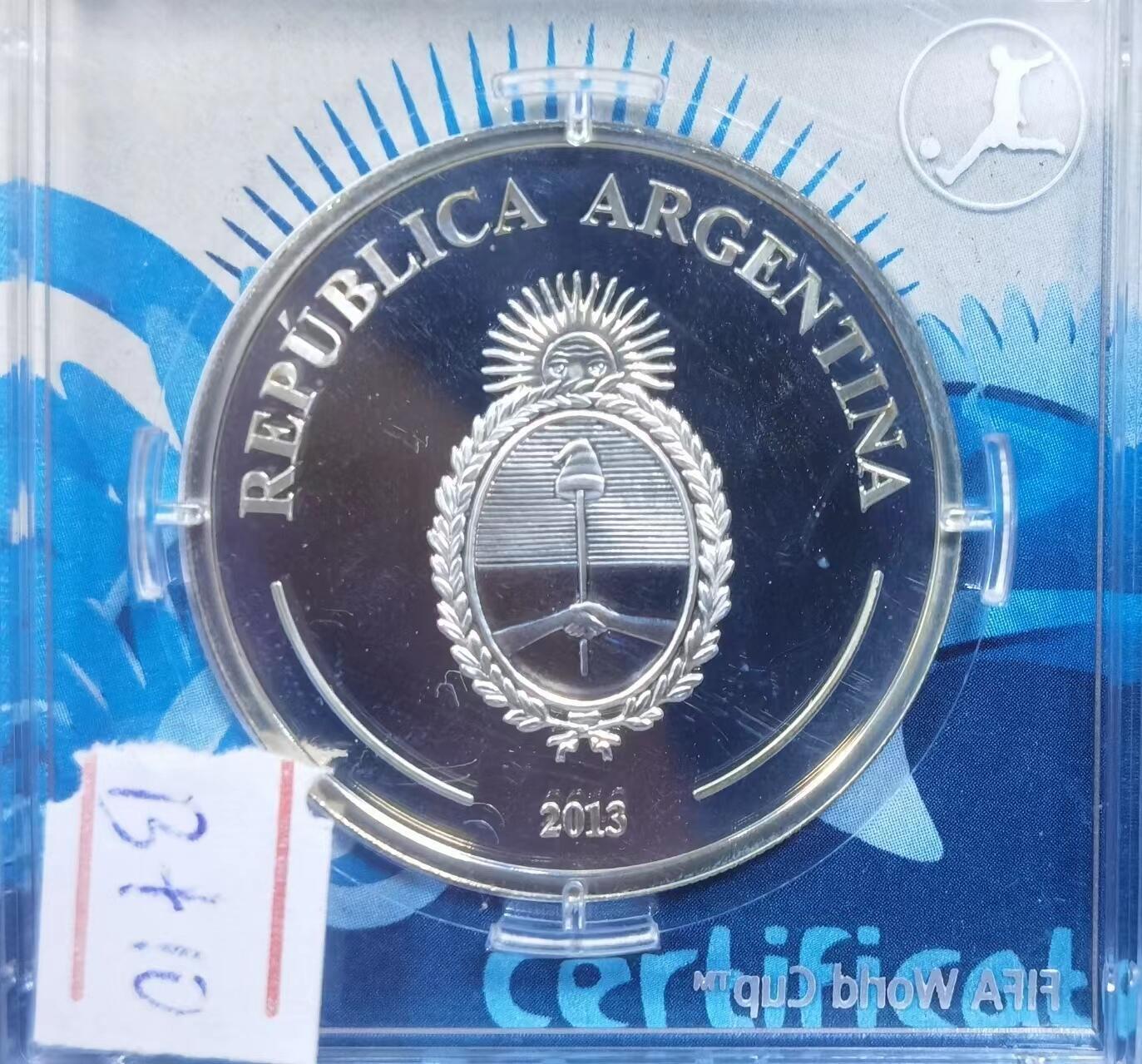 北京马甸外国币专卖微拍第124期，外国金银币专场，陆续上新，欢迎关注 2013年阿根廷发行西巴世界杯足球纪念银币重量13.5克，成色925