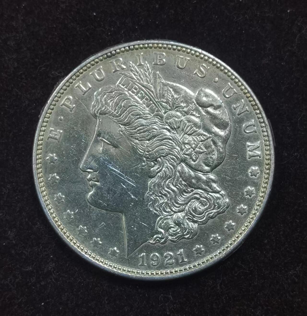 北京马甸外国币专卖微拍第124期，外国金银币专场，陆续上新，欢迎关注 1921年美国摩根银币背面下方面有弧形印痕如图