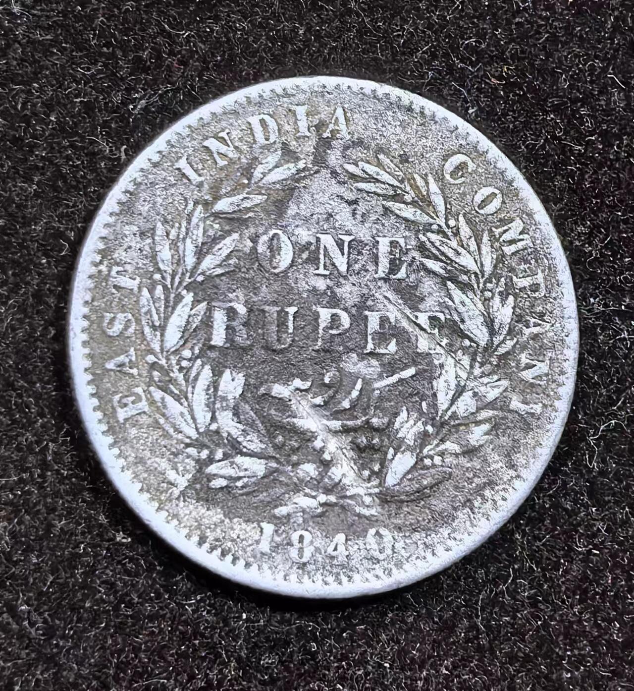 北京马甸外国币专卖微拍第124期，外国金银币专场，陆续上新，欢迎关注 1840年英属印度维多利双辫1卢比银币，背面有二道划伤如图