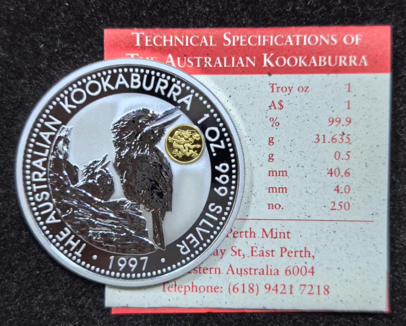 北京马甸外国币专卖微拍第124期，外国金银币专场，陆续上新，欢迎关注 1997年澳大利亚发行镶金龙凤翠鸟银币一对，龙凤呈祥像征着生活美满幸福如意，澳大利亚一共发行了95，96，67年三个年份的镶金翠鸟市面上常见，只有这对龙凤翠鸟非常稀少。