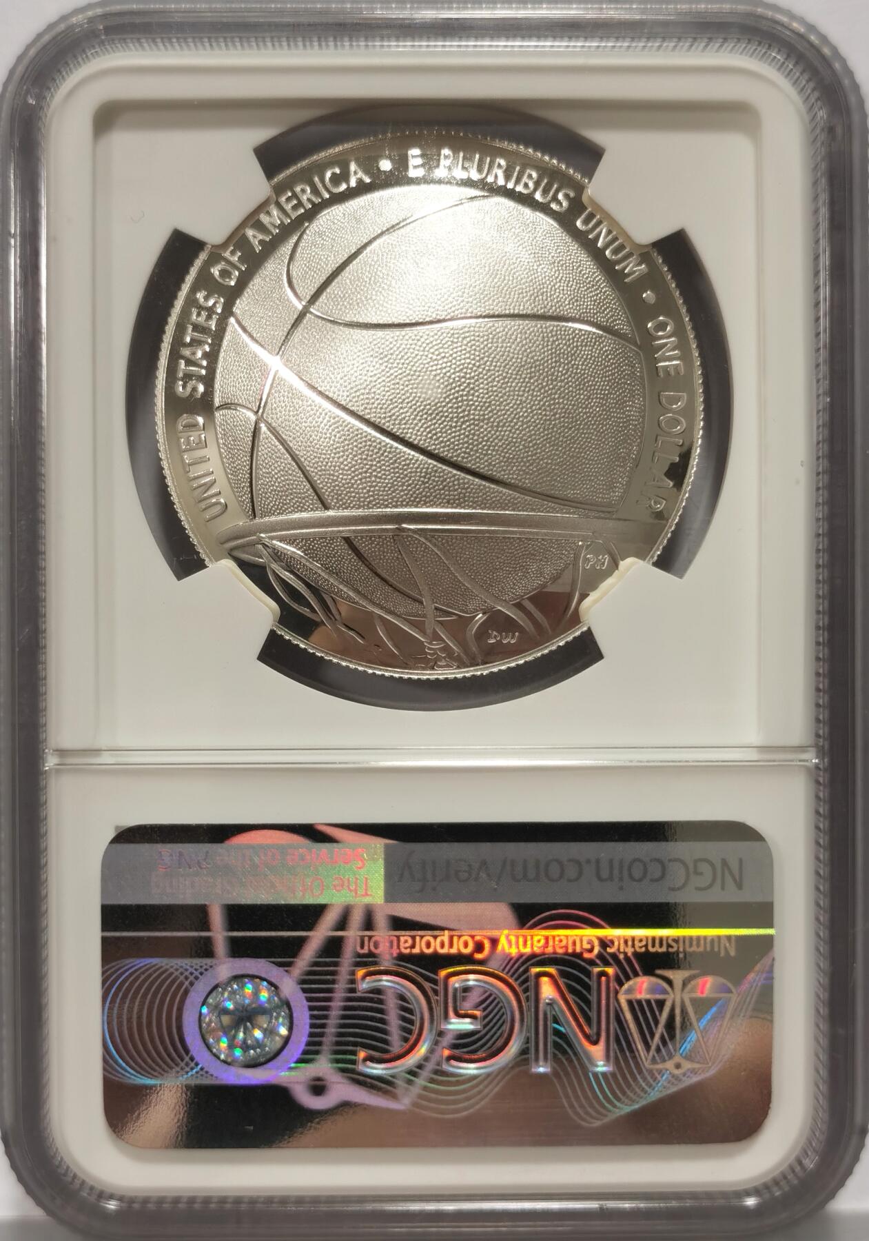 博洋堂世界钱币拍卖第087期（全场包邮） 美国2020年篮球名人堂1美元精制纪念银币NGC-PF70UC，特殊凹面设计，双倍厚度加厚盒。PROOF精制币，币面清爽干净又漂亮，状态一流，冠军分