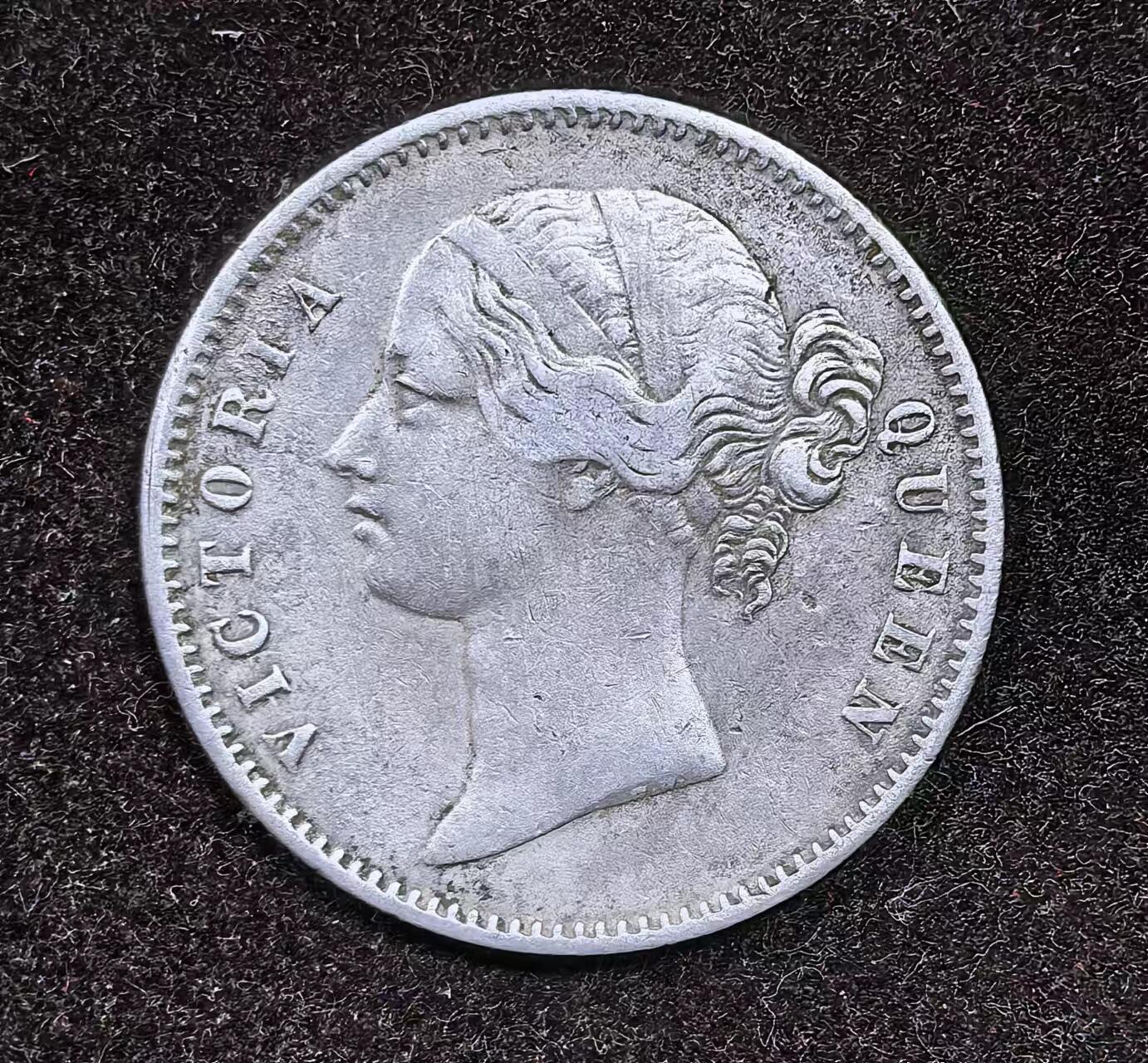 北京马甸外国币专卖微拍第124期，外国金银币专场，陆续上新，欢迎关注 1840年英属印度维多利双辫1卢比银币，背面有二道划伤如图