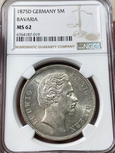 万国钱币拍卖第031期 - NGC MS62 1875年德国巴伐利亚路德维希二世短翅流通5马克 德拍飞涨品种，著名的童话国王，因流通太过充分，早期短翅马克除了弗三以外好品都不容易见到，此枚原味转光更是难得。