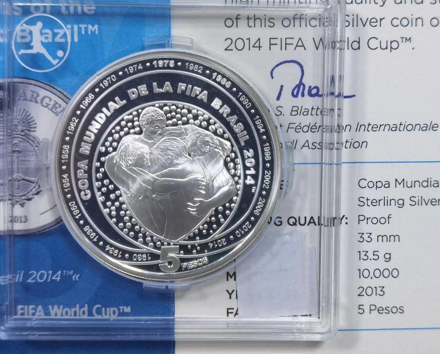 北京马甸外国币专卖微拍第124期，外国金银币专场，陆续上新，欢迎关注 2013年阿根廷发行西巴世界杯足球纪念银币重量13.5克，成色925