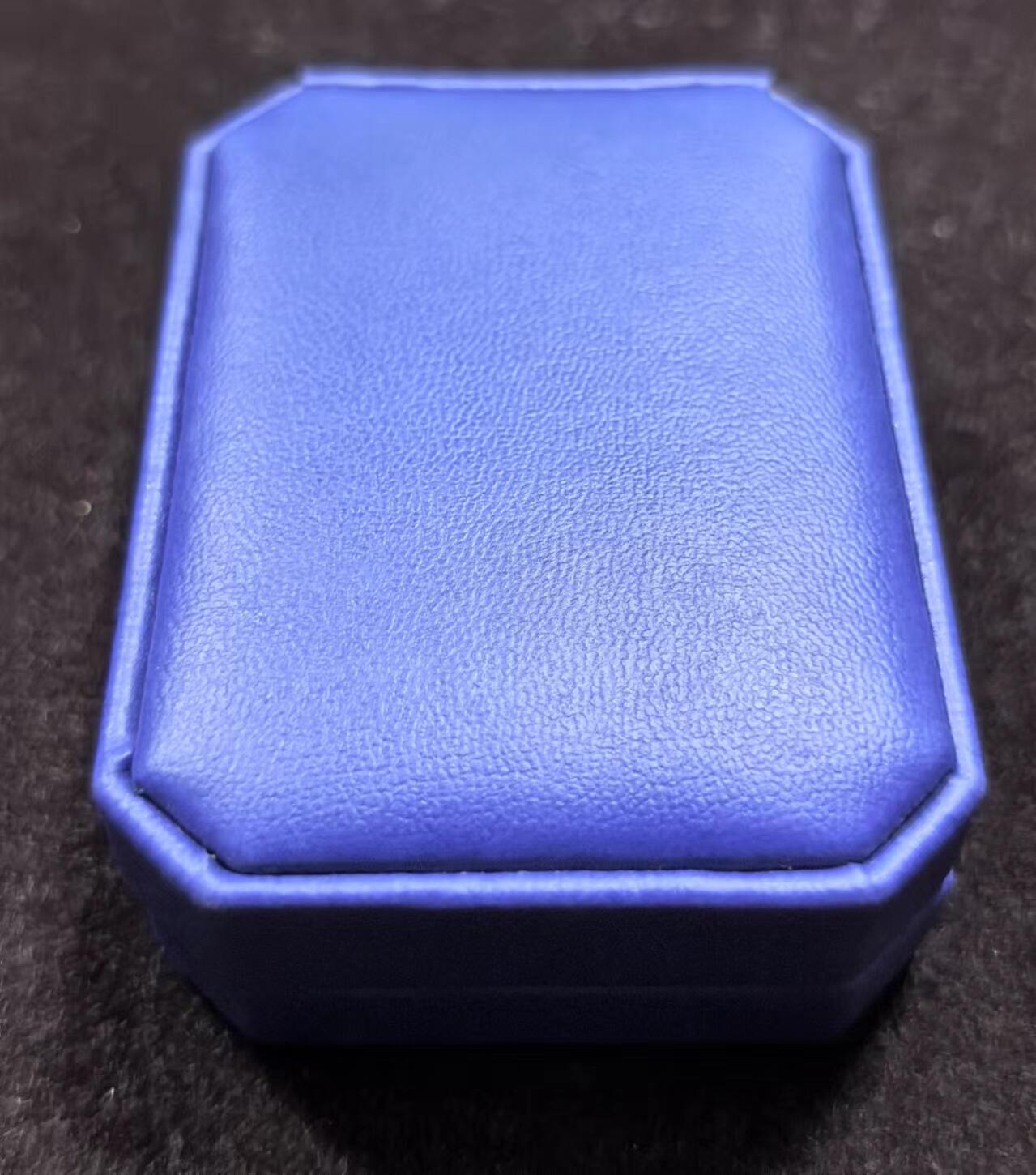 北京马甸外国币专卖微拍第124期，外国金银币专场，陆续上新，欢迎关注 1997年澳大利亚发行镶金龙凤翠鸟银币一对，龙凤呈祥像征着生活美满幸福如意，澳大利亚一共发行了95，96，67年三个年份的镶金翠鸟市面上常见，只有这对龙凤翠鸟非常稀少。