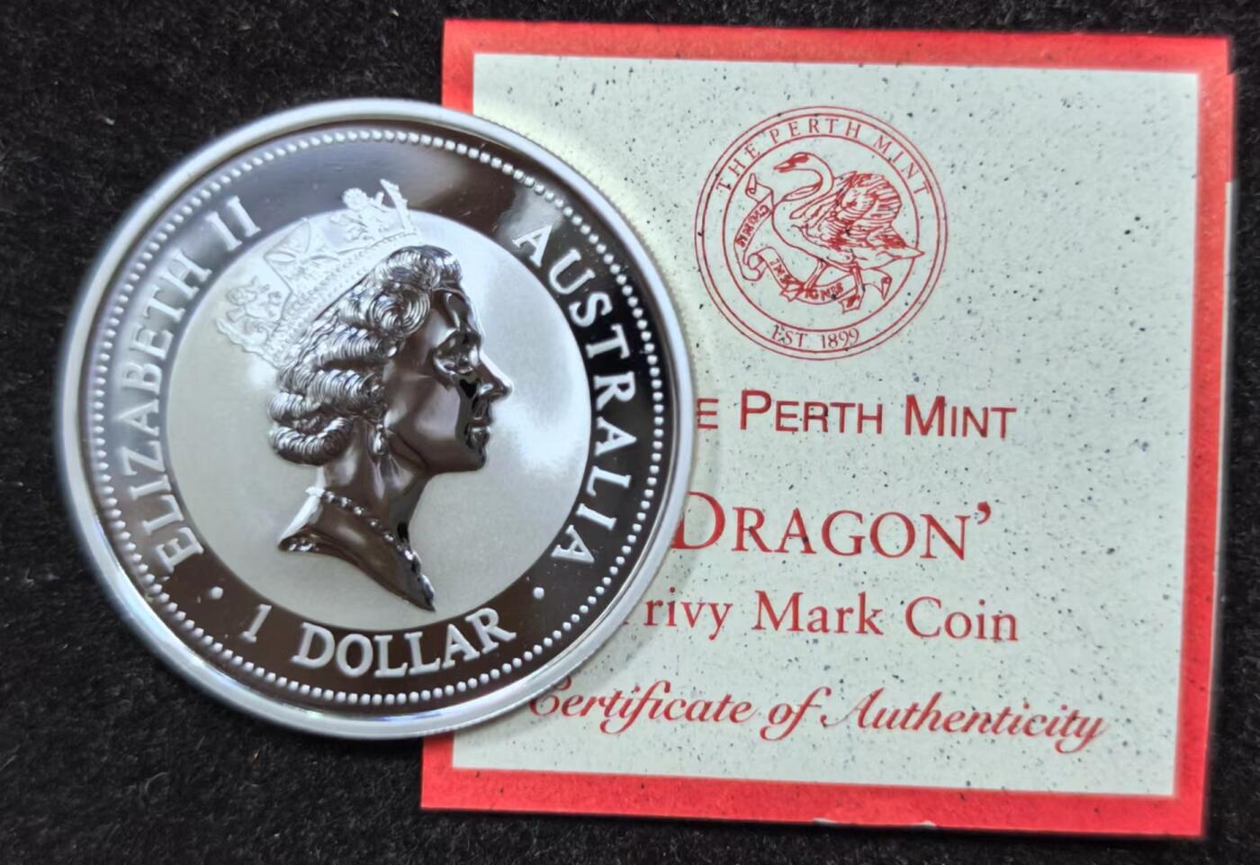 北京马甸外国币专卖微拍第124期，外国金银币专场，陆续上新，欢迎关注 1997年澳大利亚发行镶金龙凤翠鸟银币一对，龙凤呈祥像征着生活美满幸福如意，澳大利亚一共发行了95，96，67年三个年份的镶金翠鸟市面上常见，只有这对龙凤翠鸟非常稀少。