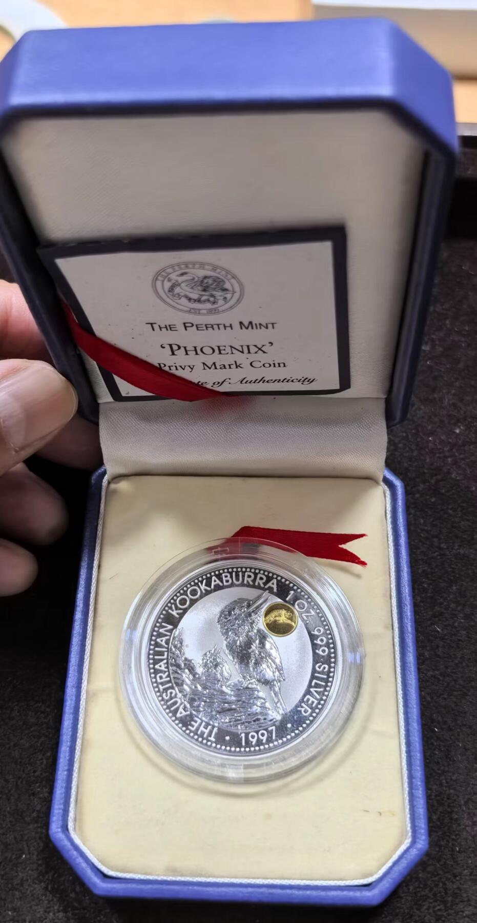 北京马甸外国币专卖微拍第124期，外国金银币专场，陆续上新，欢迎关注 1997年澳大利亚发行镶金龙凤翠鸟银币一对，龙凤呈祥像征着生活美满幸福如意，澳大利亚一共发行了95，96，67年三个年份的镶金翠鸟市面上常见，只有这对龙凤翠鸟非常稀少。