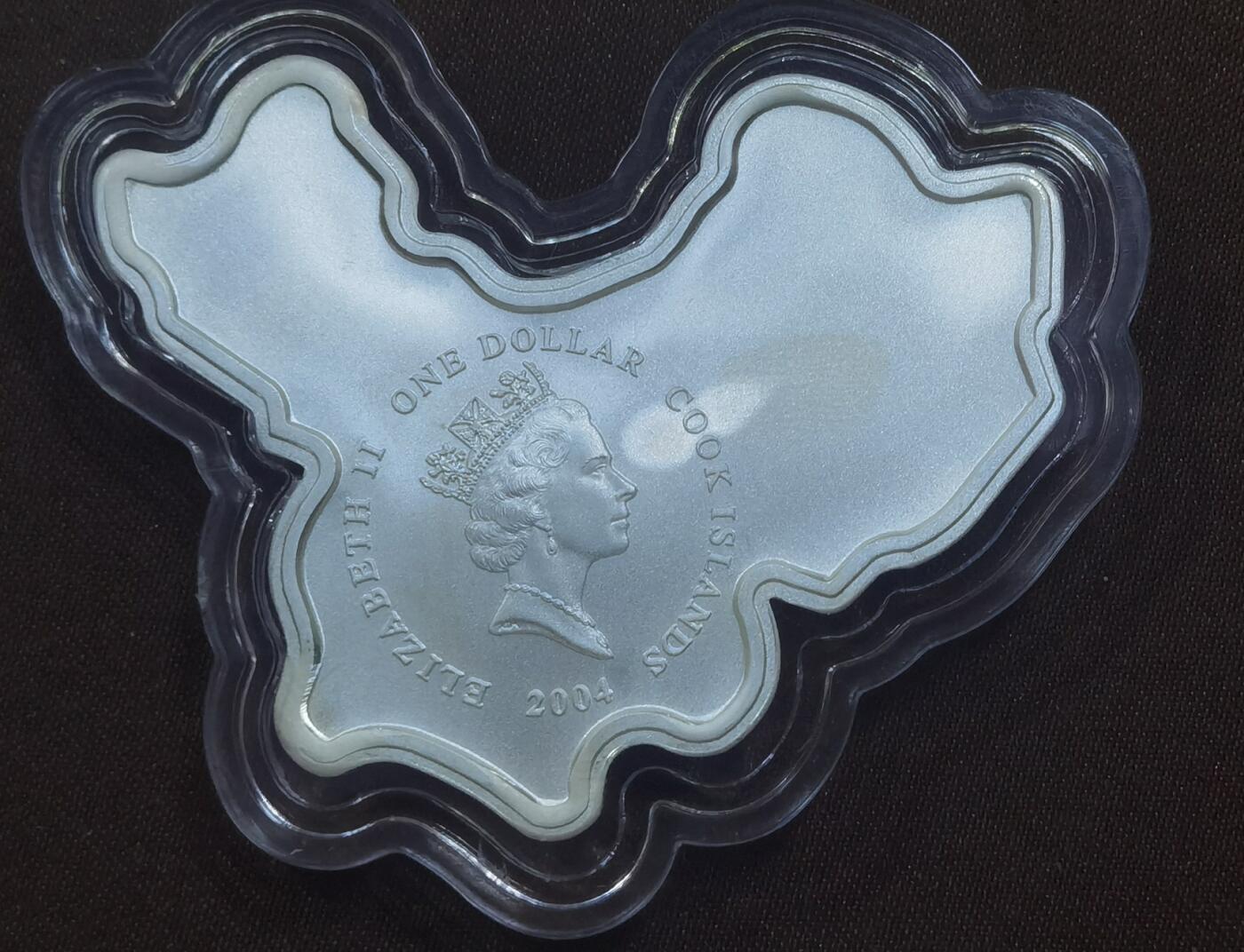 北京马甸外国币专卖微拍第124期，外国金银币专场，陆续上新，欢迎关注 2004年库克发行邓小平彩色纪念银币，这枚币为地图形1盎司银币深受藏家喜欢，特别是收藏异形币，地图币的经典藏品，