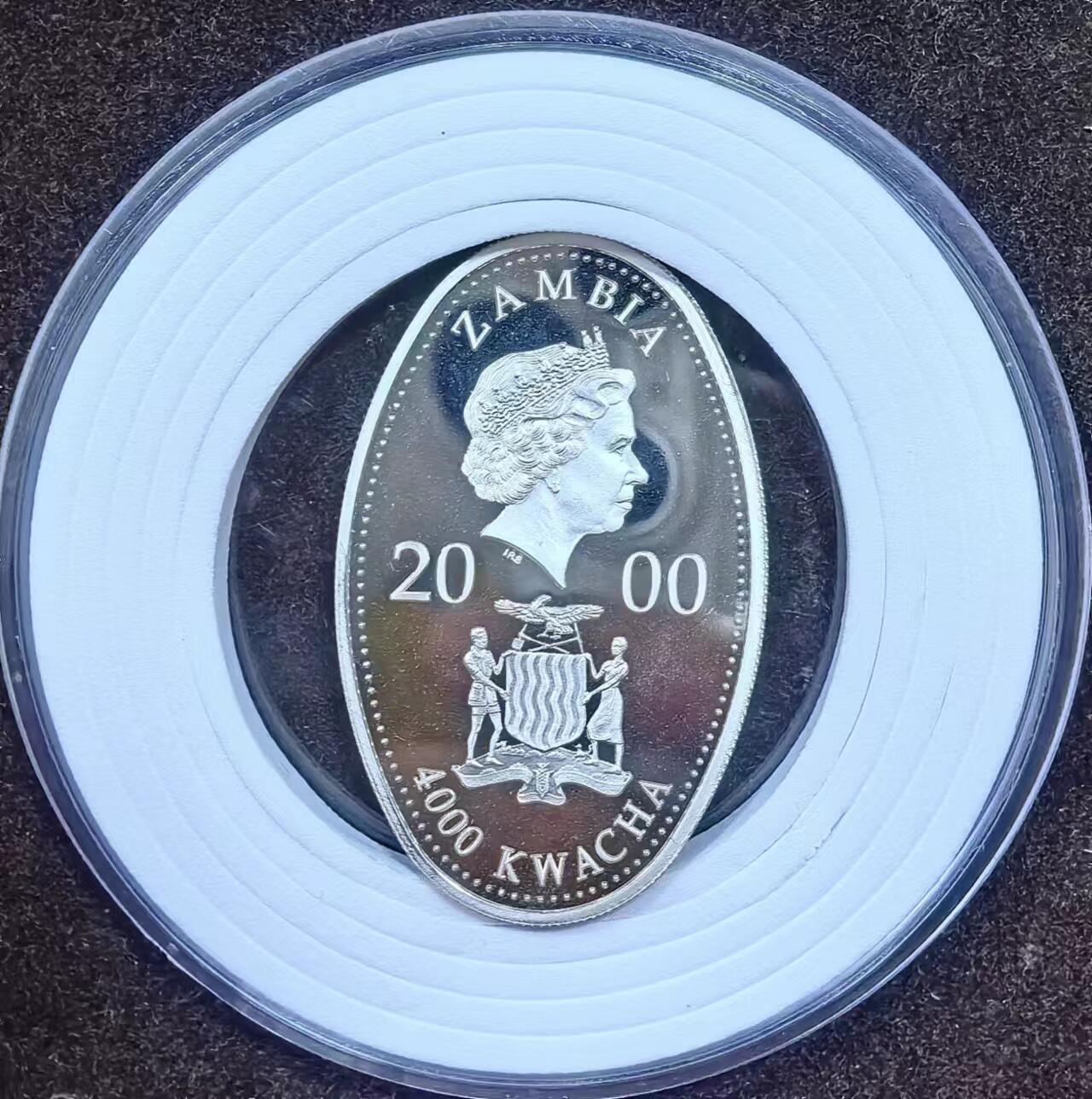 北京马甸外国币专卖微拍第124期，外国金银币专场，陆续上新，欢迎关注 A赞比亚2000年英国女王王太后精制椭圆形彩色纪念银币20克成色925