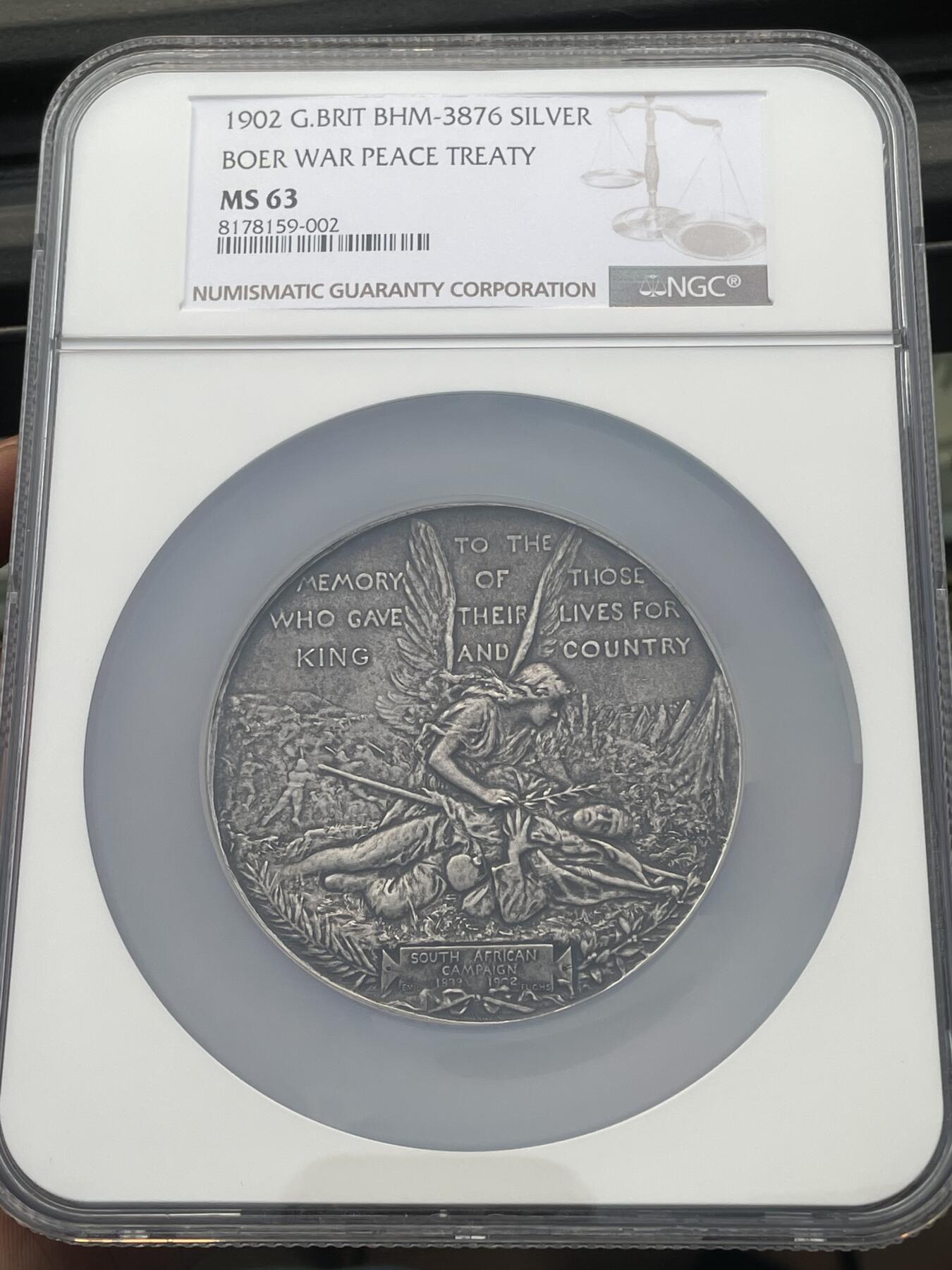 「木头集藏」章牌精品专场！ Emil Fuchs～1902年英国布尔战争和平协定纪念银章，Elkington造币厂铸造，直径：70mm，140g，带Elkington造币厂原盒。这枚章小尺寸的常见一些，70mm的大银章非常罕见，拍卖成交价格（包括佣金）大多在1万元人民币左右（见拍卖成交截图）。