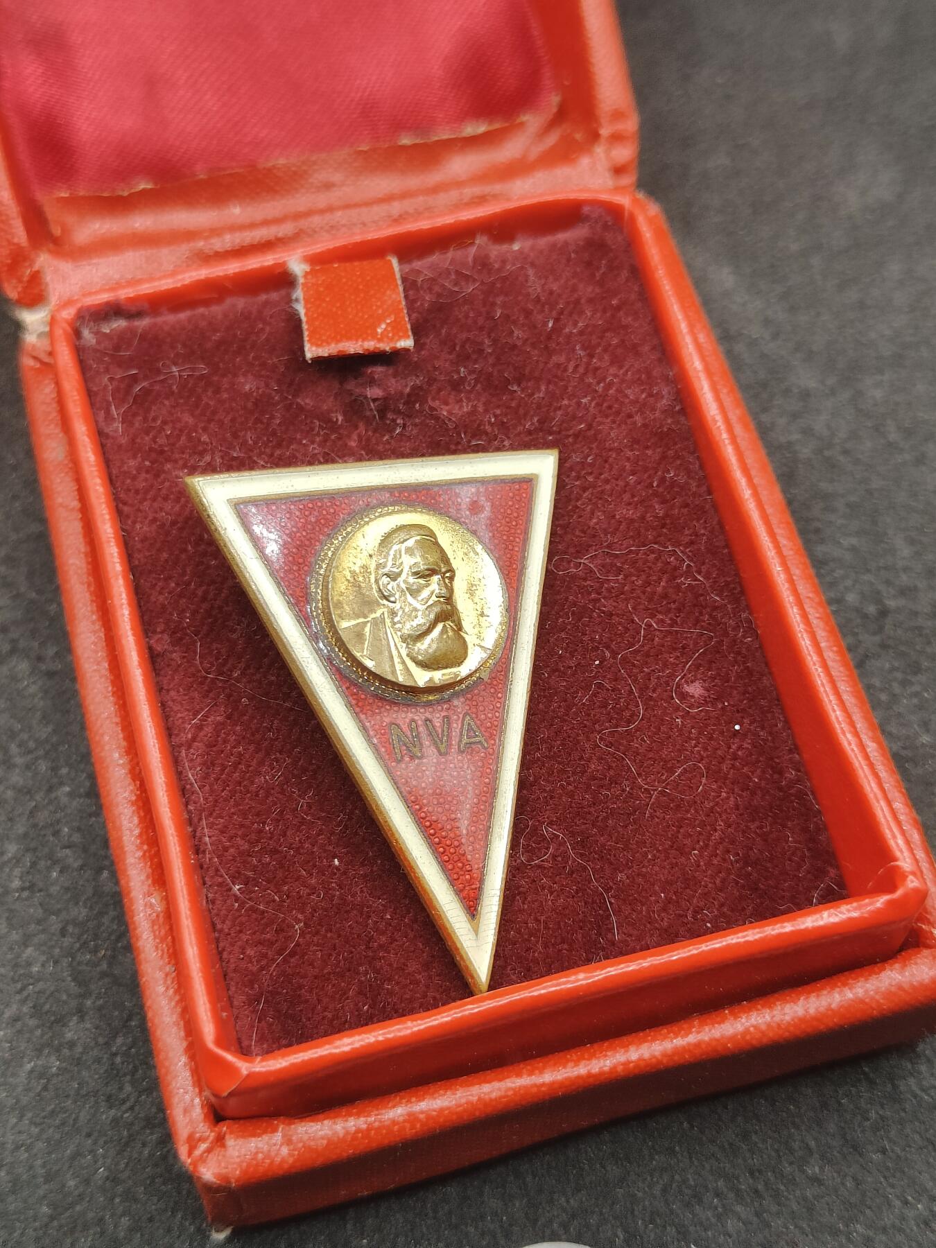 全场0元起拍 第181期 咸鱼国勋章拍卖专场 8月11日（周日）下午6：00开始 东德 NVA 恩格斯军校毕业证章 高级军官 将官用