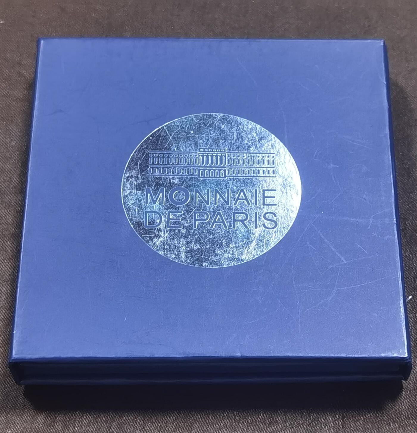 北京马甸外国币专卖微拍第124期，外国金银币专场，陆续上新，欢迎关注 2019年法国巴黎圣母院灾后重建慈善精制纪念银币.巴黎圣母院银币重量：21克成色900，盒证齐全