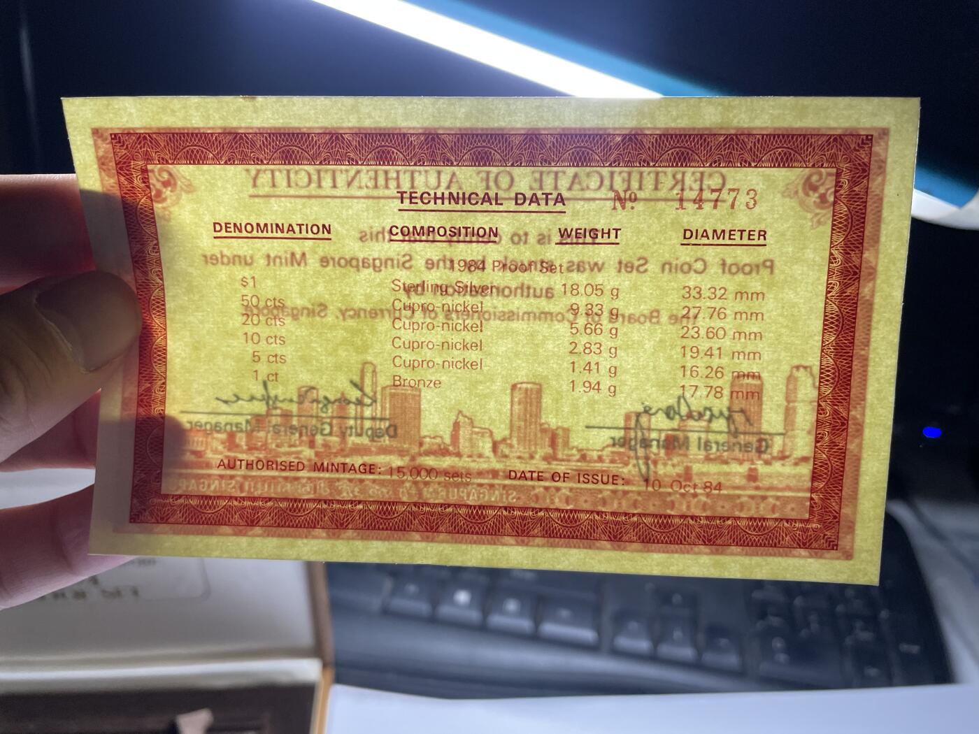 每日一拍，2024年集古藏今外币拍卖第十二期-第7场—（总第117拍-精选银币等专场），新一期拍卖开始了 稀少1984年新加坡精制套币带木盒，主币是大银币，盒证对号，1984年发行量极少