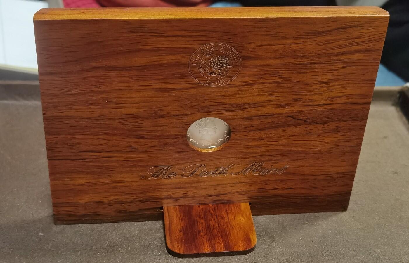 北京马甸外国币专卖微拍第124期，外国金银币专场，陆续上新，欢迎关注 2004年库克发行邓小平彩色纪念银币，这枚币为地图形1盎司银币深受藏家喜欢，特别是收藏异形币，地图币的经典藏品，