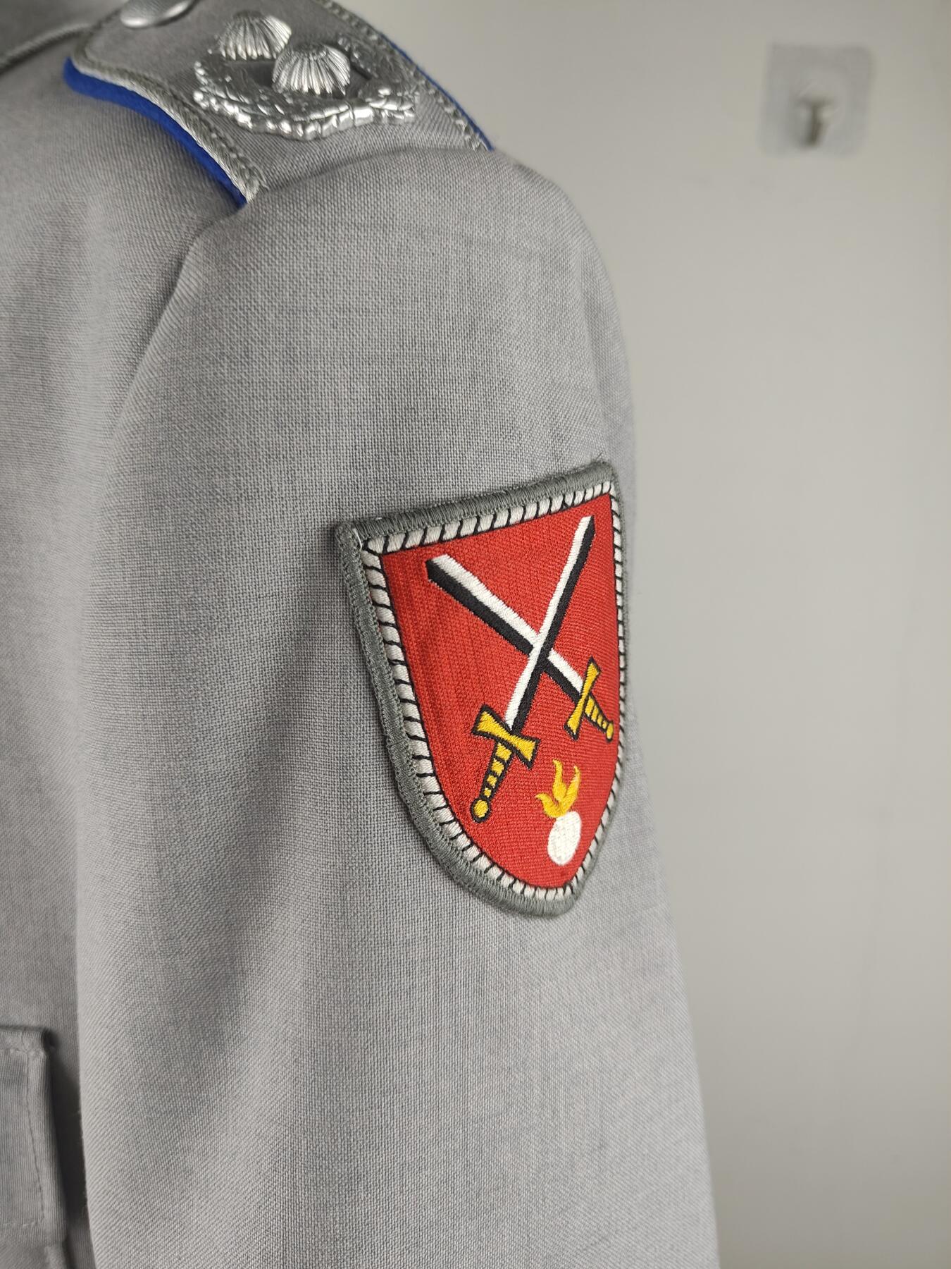 全场0元起拍 第181期 咸鱼国勋章拍卖专场 8月11日（周日）下午6：00开始 西德陆军中校常服 肩宽50 胸围116 衣长84 袖长66