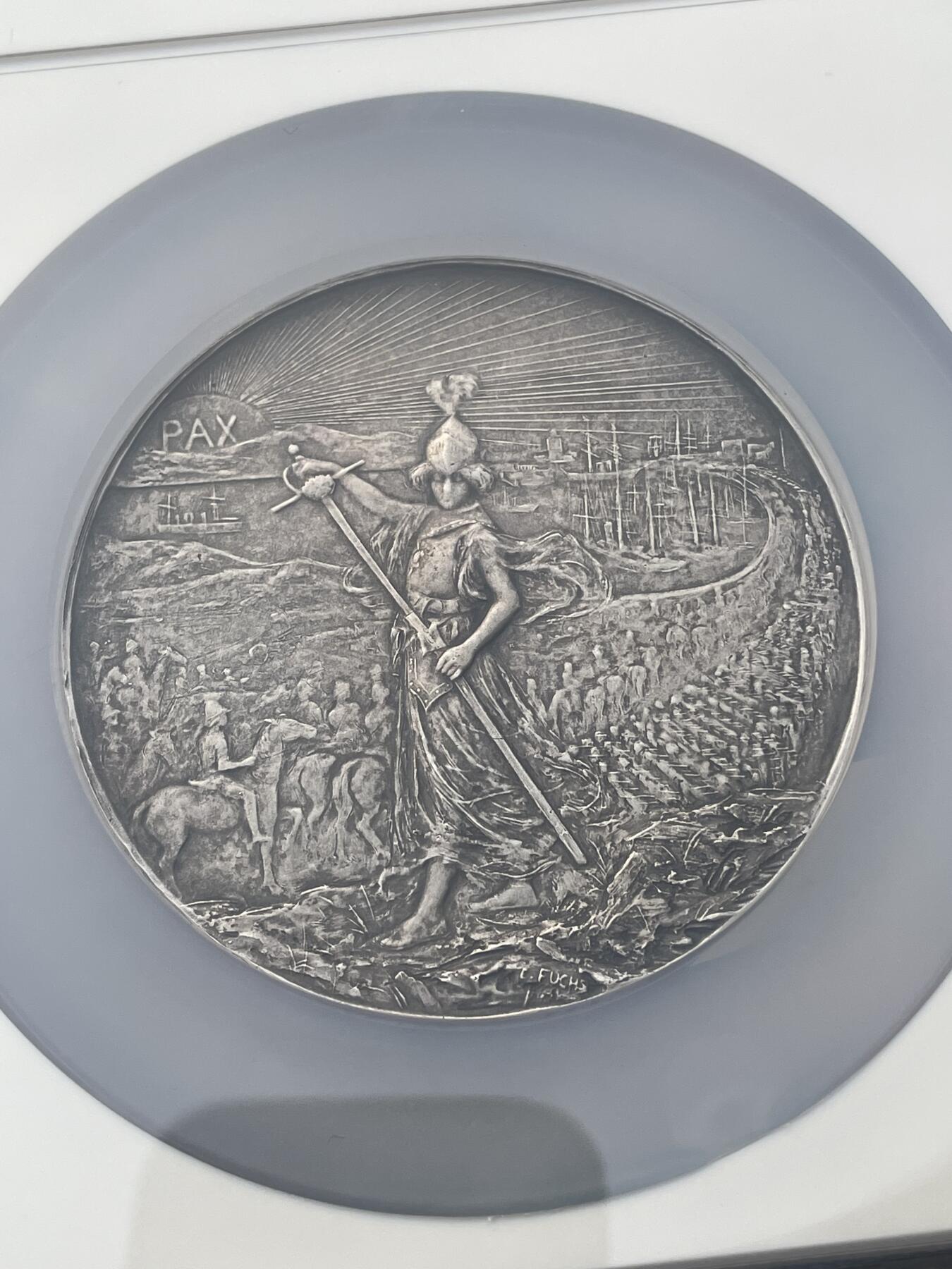 「木头集藏」章牌精品专场！ Emil Fuchs～1902年英国布尔战争和平协定纪念银章，Elkington造币厂铸造，直径：70mm，140g，带Elkington造币厂原盒。这枚章小尺寸的常见一些，70mm的大银章非常罕见，拍卖成交价格（包括佣金）大多在1万元人民币左右（见拍卖成交截图）。