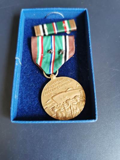 老王徽章第五十三期 - 美国二战欧洲中东非对德作战奖章   绶带带两颗战役星，原盒带略，早期小蓝盒