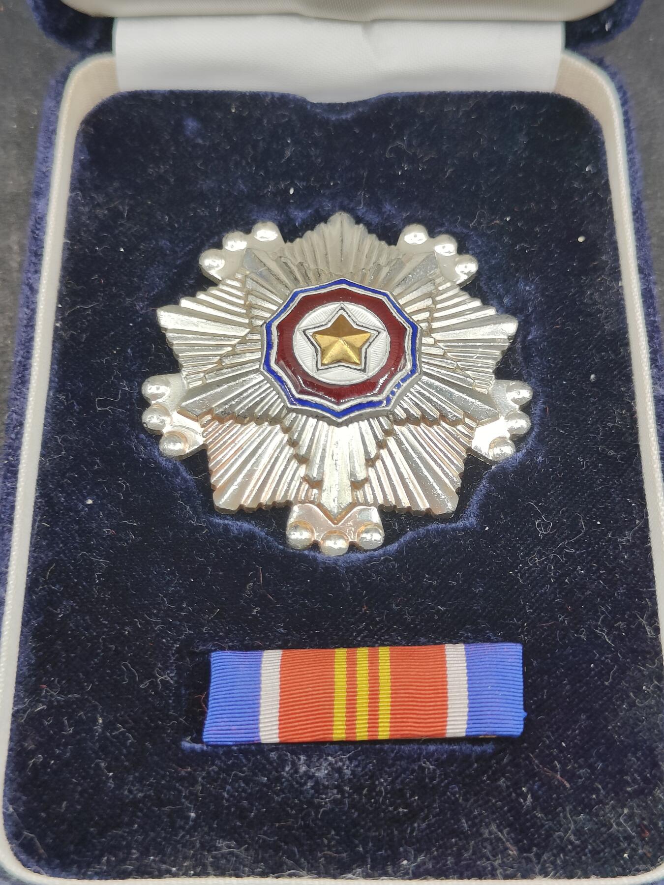 全场0元起拍 第181期 咸鱼国勋章拍卖专场 8月11日（周日）下午6：00开始 朝总联版烫金国徽盒三级国旗勋章带盒略