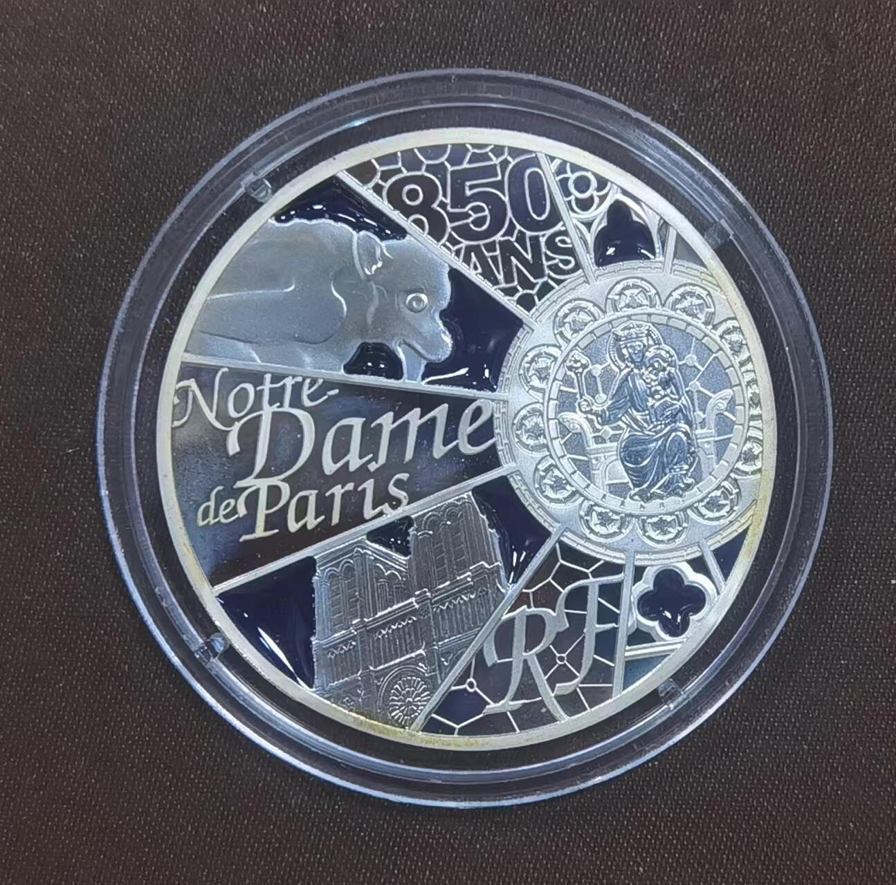北京马甸外国币专卖微拍第124期，外国金银币专场，陆续上新，欢迎关注 2019年法国巴黎圣母院灾后重建慈善精制纪念银币.巴黎圣母院银币重量：21克成色900，盒证齐全