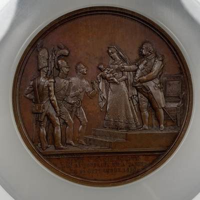 掌中浮雕-藏着的欧洲第015场 - 1821年波尔多公爵铜章，CAUNOIS. F雕刻，68mm，原铸。正面路易十八介绍贝里公爵夫人抱着的孩子，贝里公爵夏尔·费迪南和两西西里公主玛丽·卡罗琳唯一的儿子。在他出生前7个月，他的父亲在巴黎遇刺身亡，亨利一出生就封为波尔多公爵