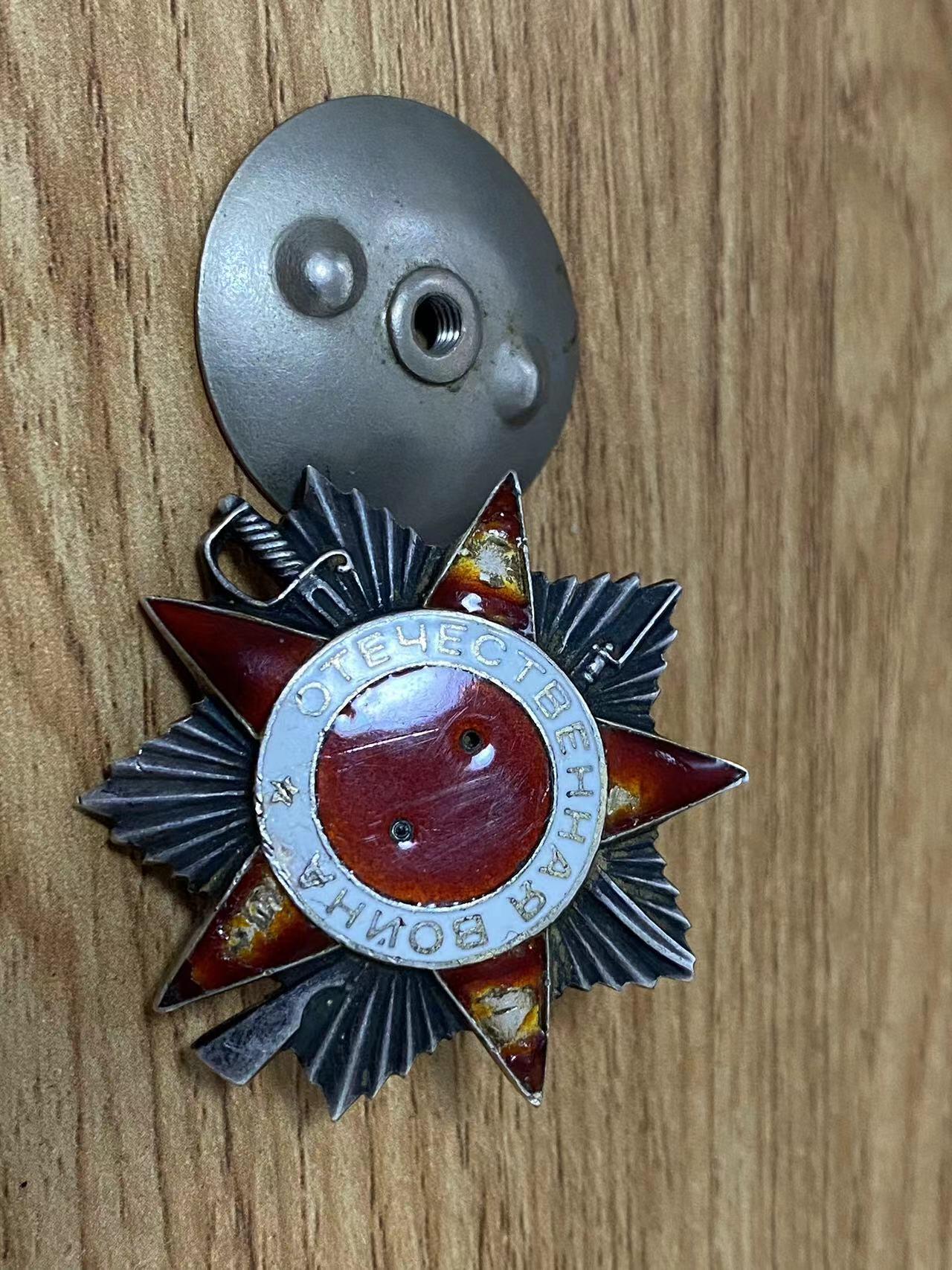 苏联勋章奖章8月6日拍卖8月13日晚上九点结束 苏联二级为国197436 残品 党徽被扣了  珠宝局版本 比较稀有 独立近卫通讯营电报线路架设连线务员  冒着炮火修复断线 这个品相也说明了危险程度。还有些其他的章都有卡 但是没翻译 有兴趣的可以去看看Чувиков Иван Федорович