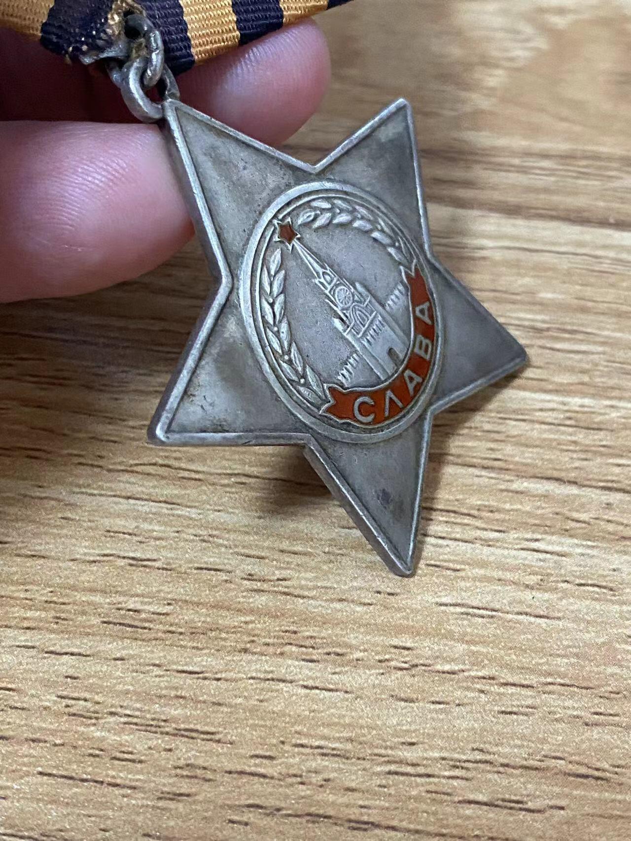 苏联勋章奖章8月6日拍卖8月13日晚上九点结束 苏联三级光荣742721 后期版本 带登记卡 没有奖励卡 应该是战后负伤安慰奖珐琅很漂亮 开环 铝挂  