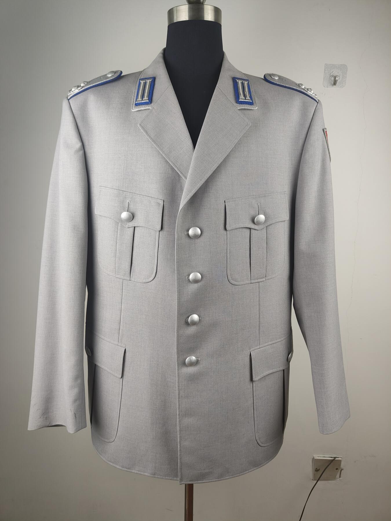 全场0元起拍 第181期 咸鱼国勋章拍卖专场 8月11日（周日）下午6：00开始 西德陆军中校常服 肩宽50 胸围116 衣长84 袖长66