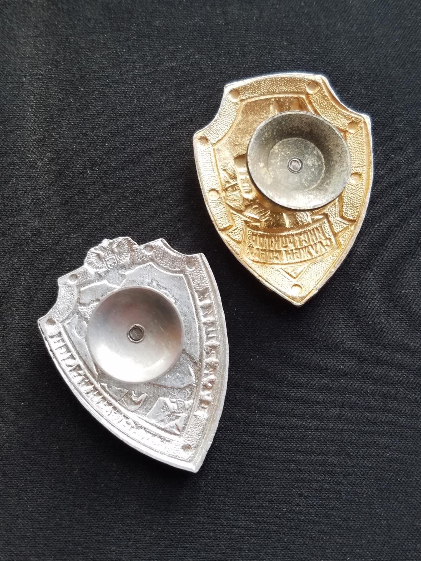 苏联勋章奖章8月6日拍卖8月13日晚上九点结束 蒙古奖章，俄罗斯早期优秀边防军，优秀军犬训导员，苏军皮带扣。蒙古奖章，千号，0元起拍。