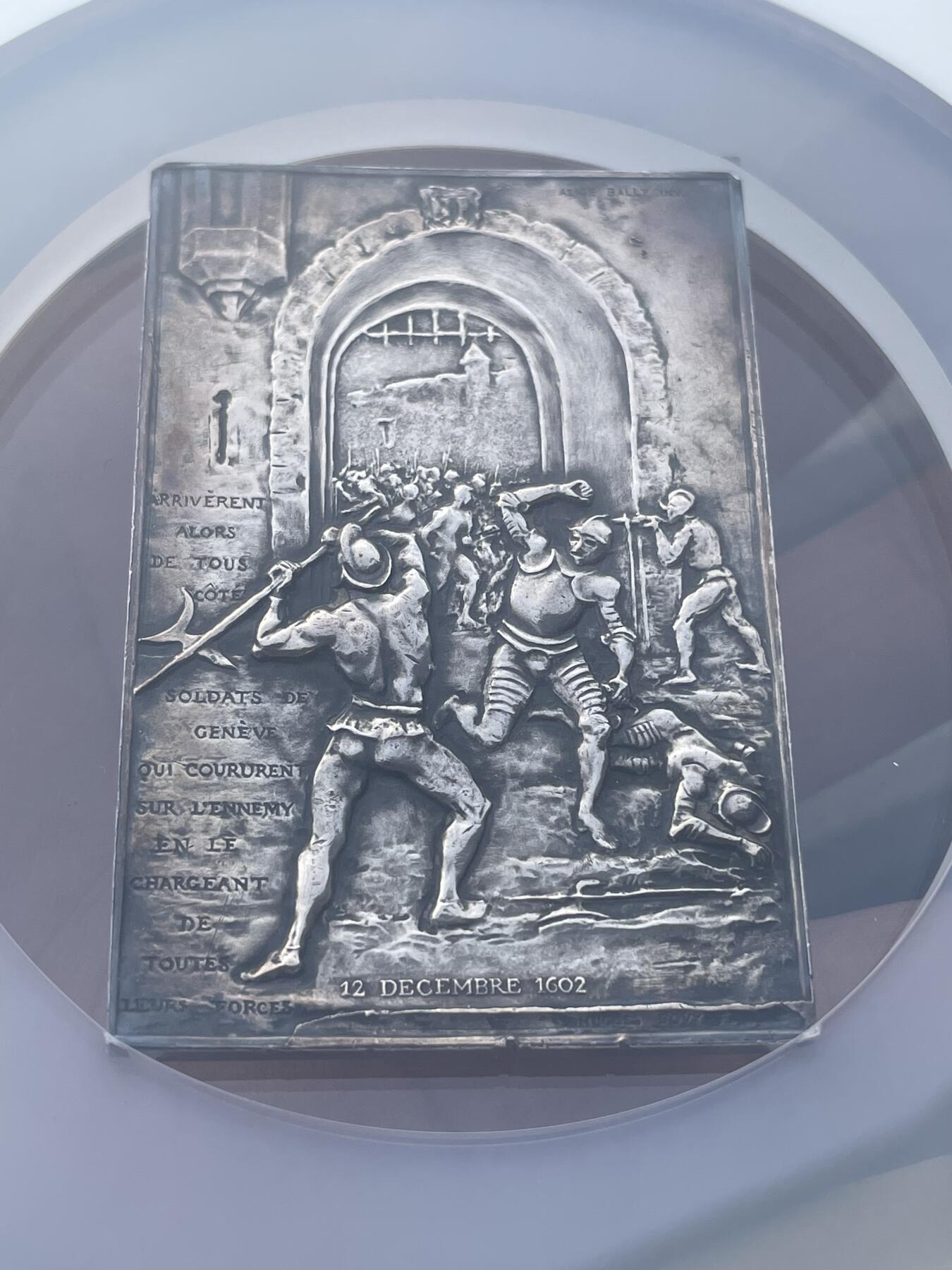 「木头集藏」章牌精品专场！ Bovy～瑞士1902年日内瓦射击节暨登城节300周年银章，尺寸：60×40mm，60g。少见品种，设计精美。章正面的自由女神拉开帷幕的设计很有意思，让我们仿佛成为了置身剧场的观众，在欣赏一出攻城大戏。