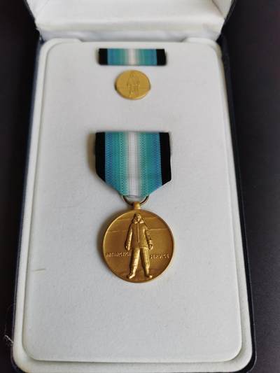 老王徽章第五十三期 - 美国南极洲服役奖章   带略和略扣，皮盒，少见品种