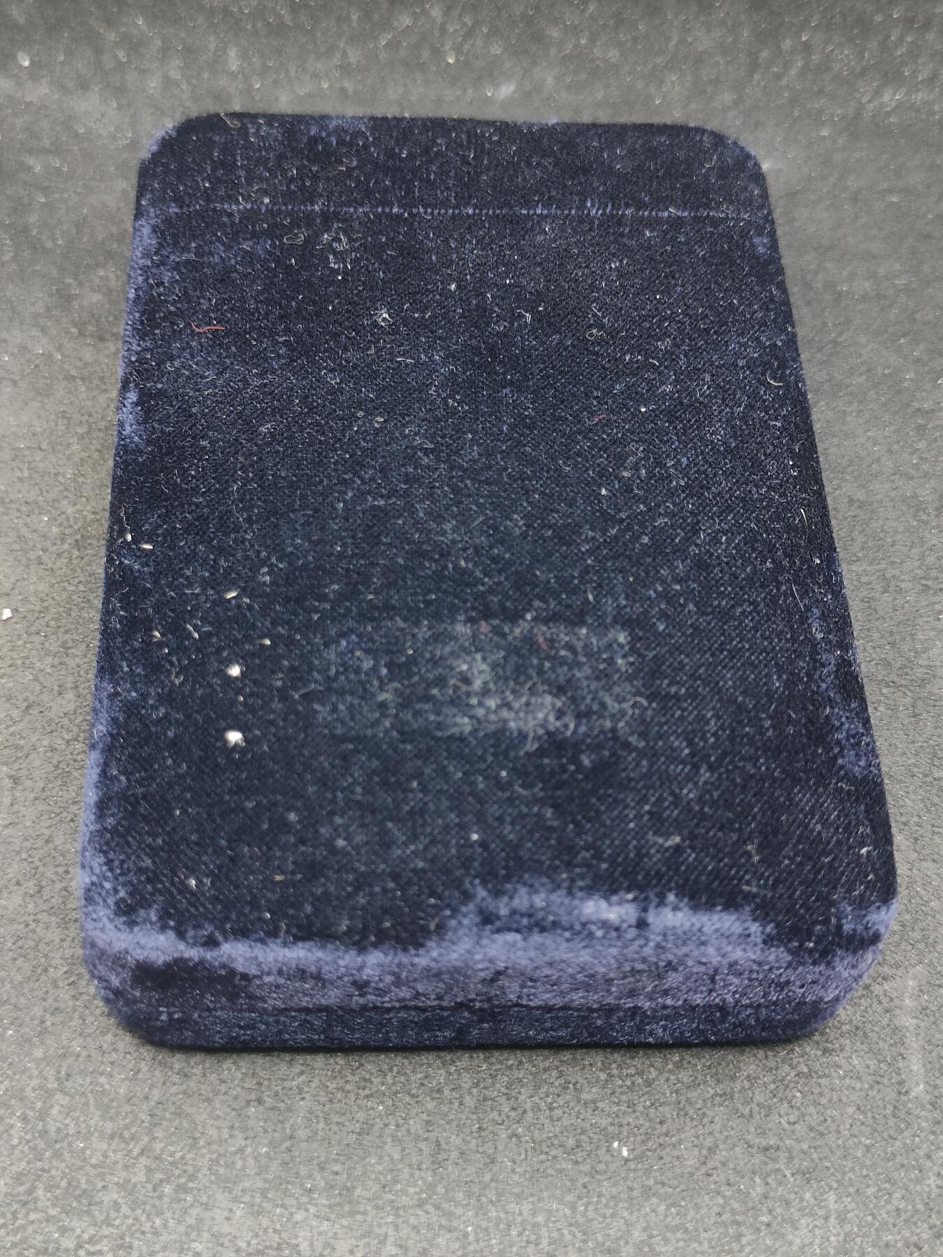 全场0元起拍 第181期 咸鱼国勋章拍卖专场 8月11日（周日）下午6：00开始 朝总联版烫金国徽盒三级国旗勋章带盒略