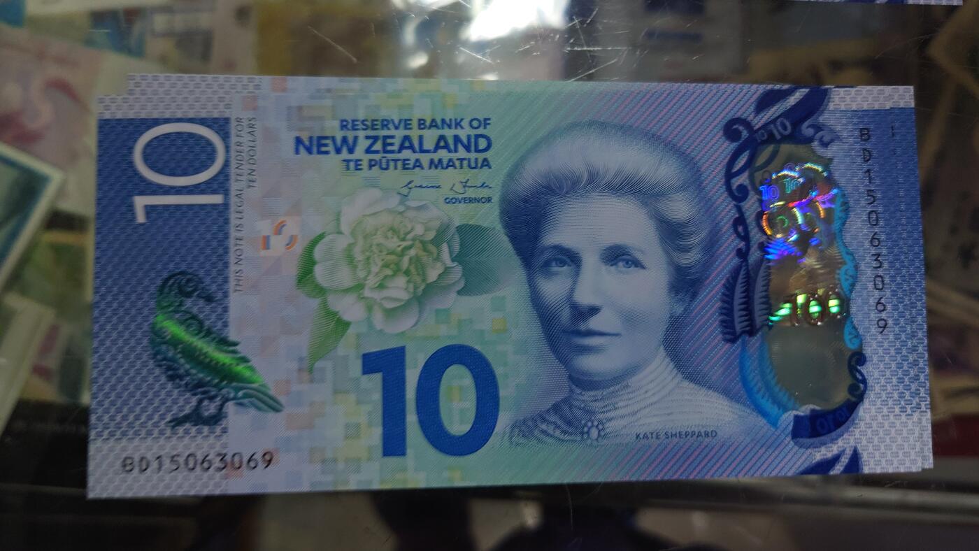 【世界钱币】精选微拍第125期暨2024年第36期  豹子号和硬货专场 2015年新西兰10元塑料钞 全新绝品无47尾号069