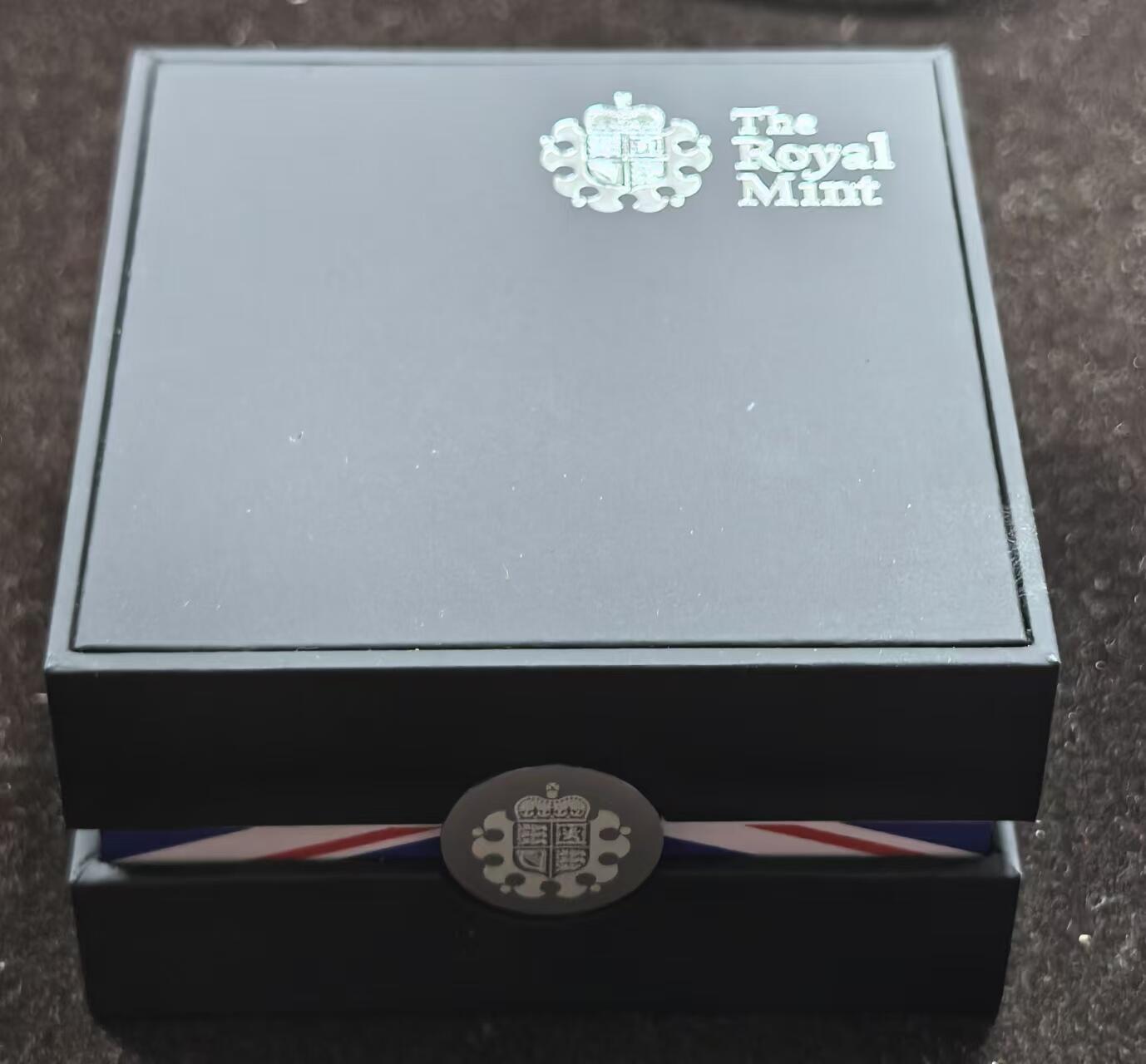 北京马甸外国币专卖微拍第124期，外国金银币专场，陆续上新，欢迎关注 2013年英国5镑精制纪念银币 伊丽莎白二世钻石加冕 重量：28.28g 含银：92.5%，热门品种盒证齐全