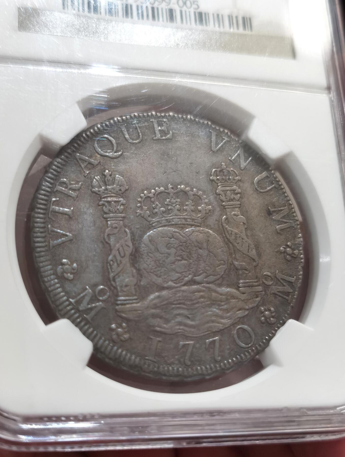 博洋堂世界钱币拍卖第087期（全场包邮） NGC XF45 包浆黑得均匀 1770年墨西哥地球双柱，8R主币，币面完整，地球上的地图，大陆和海洋边缘还清晰可见，字口立体，越看越喜欢，感觉被低评了。