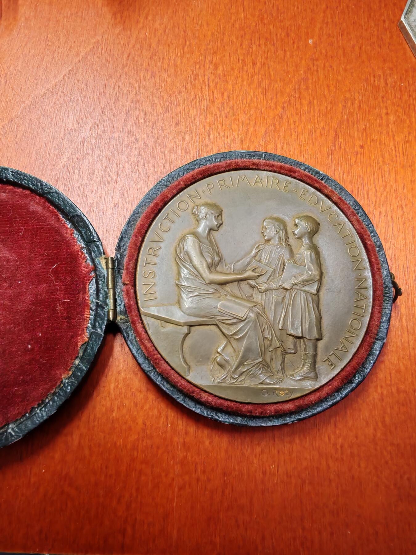 长老汇龙年精选第二十场拍卖 1898-99法国教育部初级教育铜章，66.67克，50MM，雕刻大师罗缇的作品，原盒，边有铜标
