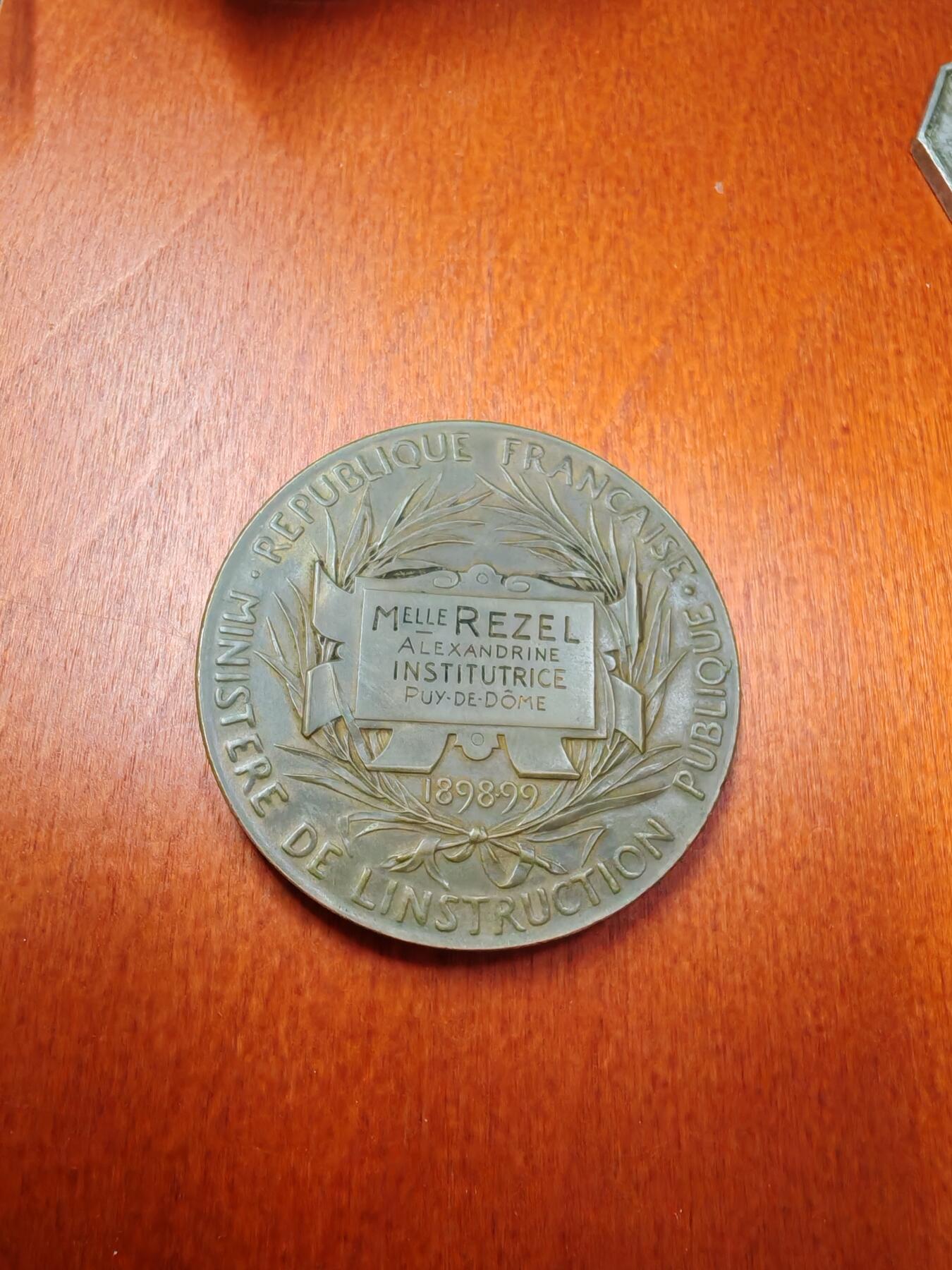 长老汇龙年精选第二十场拍卖 1898-99法国教育部初级教育铜章，66.67克，50MM，雕刻大师罗缇的作品，原盒，边有铜标